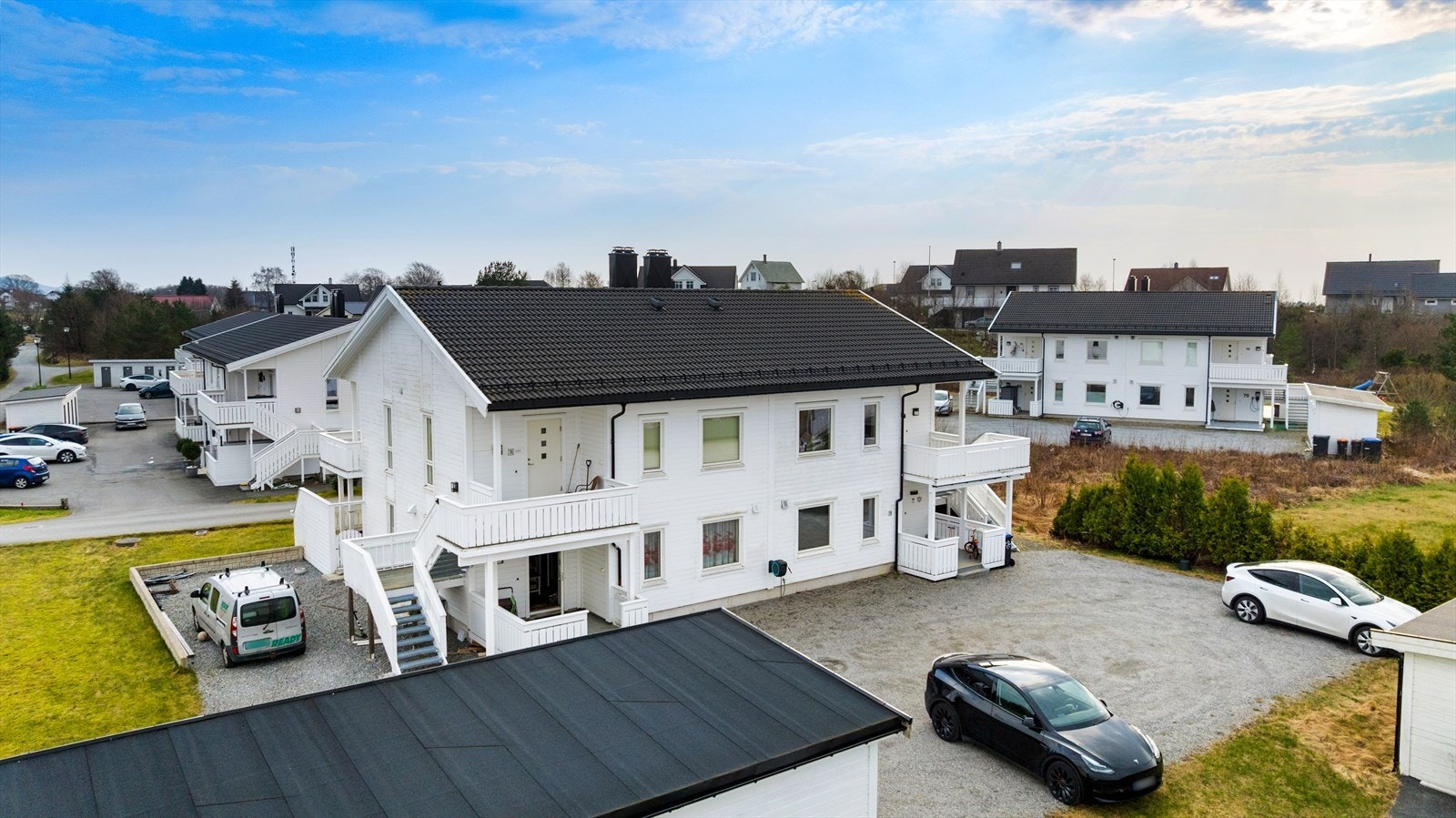 Eiendommen har en sjeldent attraktiv beliggenhet i umiddelbar nærhet til alt man trenger i hverdagen! Her har man kort gangavstand til både skoler, arbeidsplasser, barnehager, dagligvarebutikker og mye mer! Galleribilde