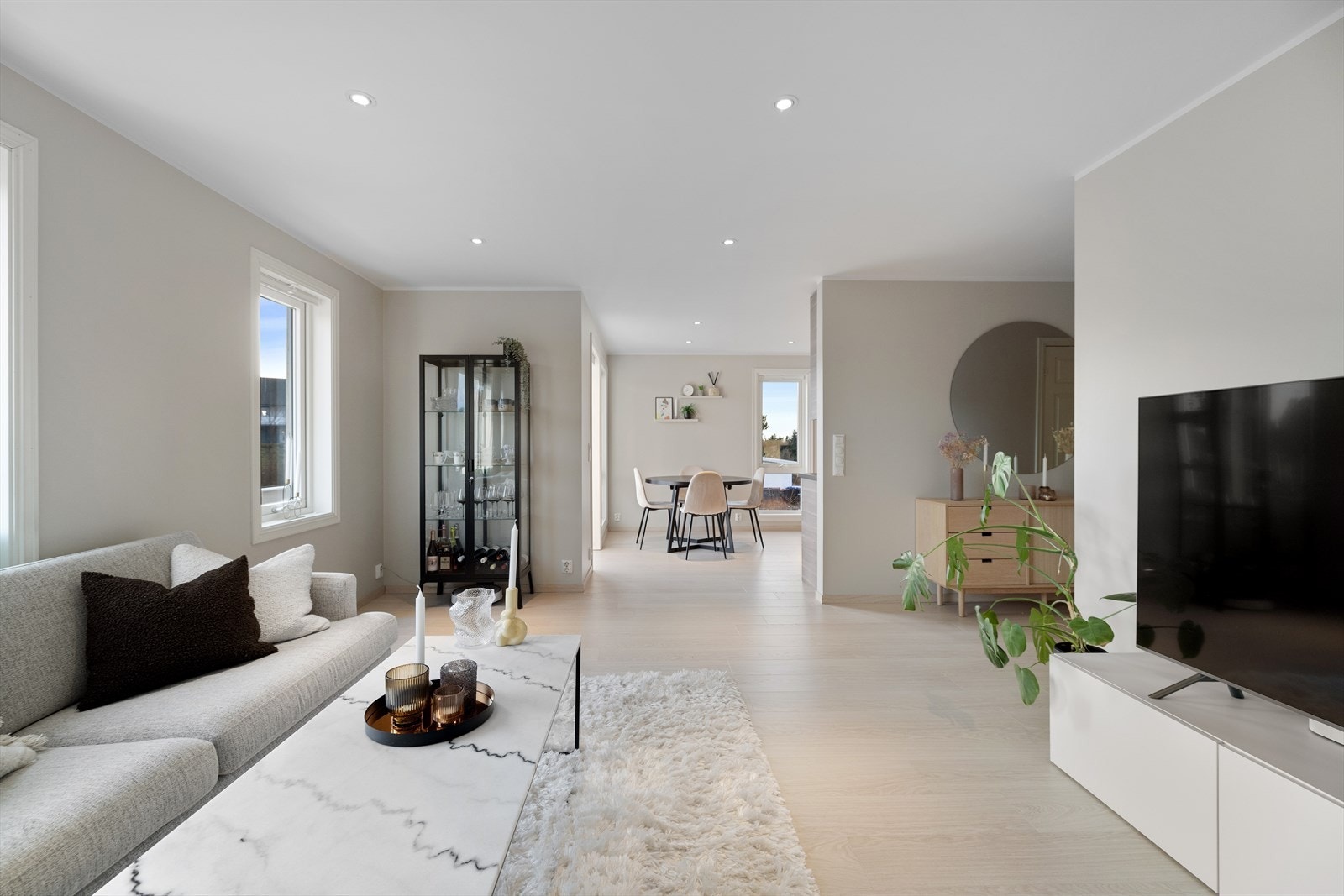 Fra stuen er det åpen løsning inn mot kjøkkenet. Galleribilde