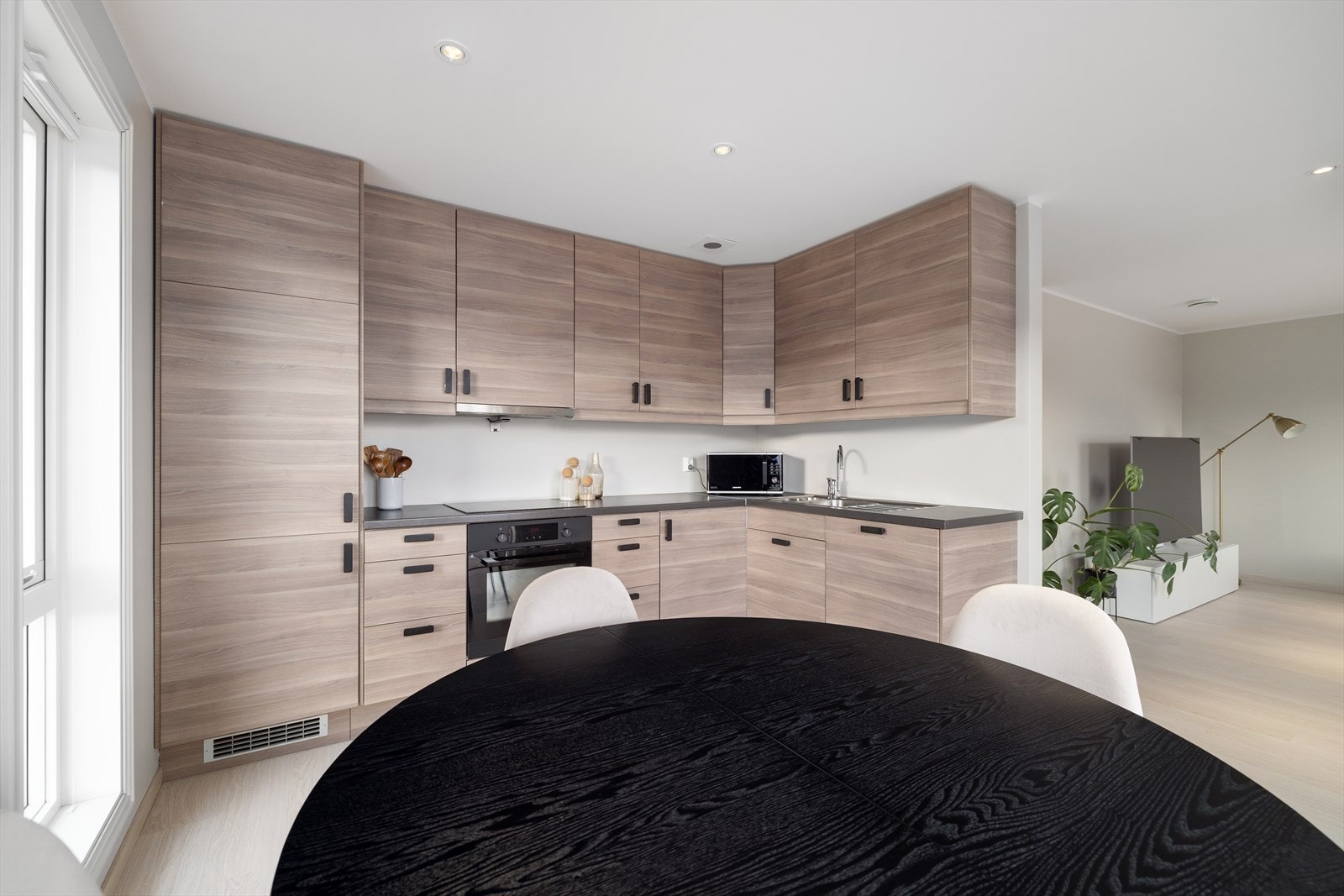 Følgende hvitevarer er integrert: stekeovn, platetopp, oppvaskmaskin og kjøleskap/frys. Galleribilde