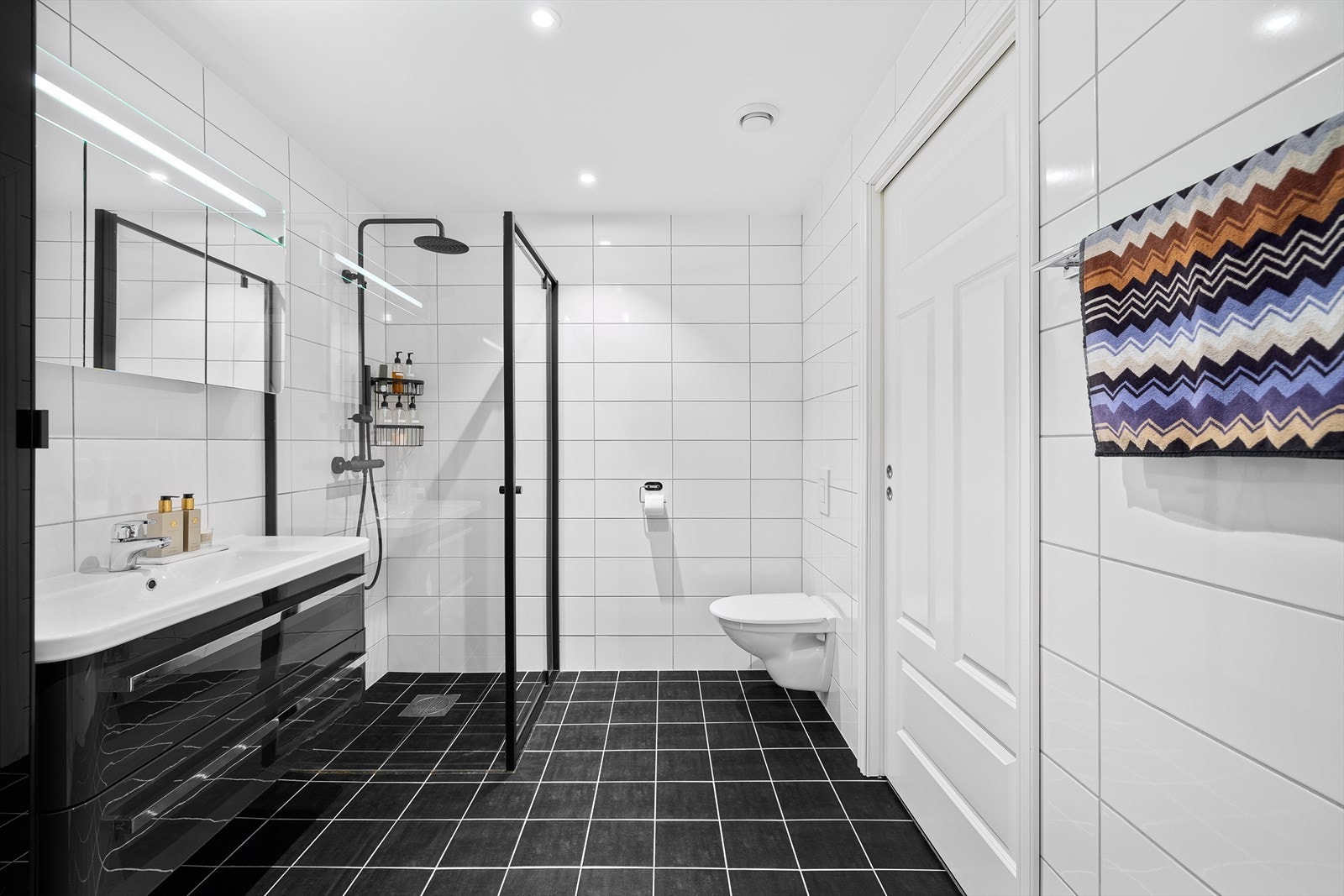 Baderommet har tilkomst fra gangen, og er helfliset med varme i gulv. Galleribilde