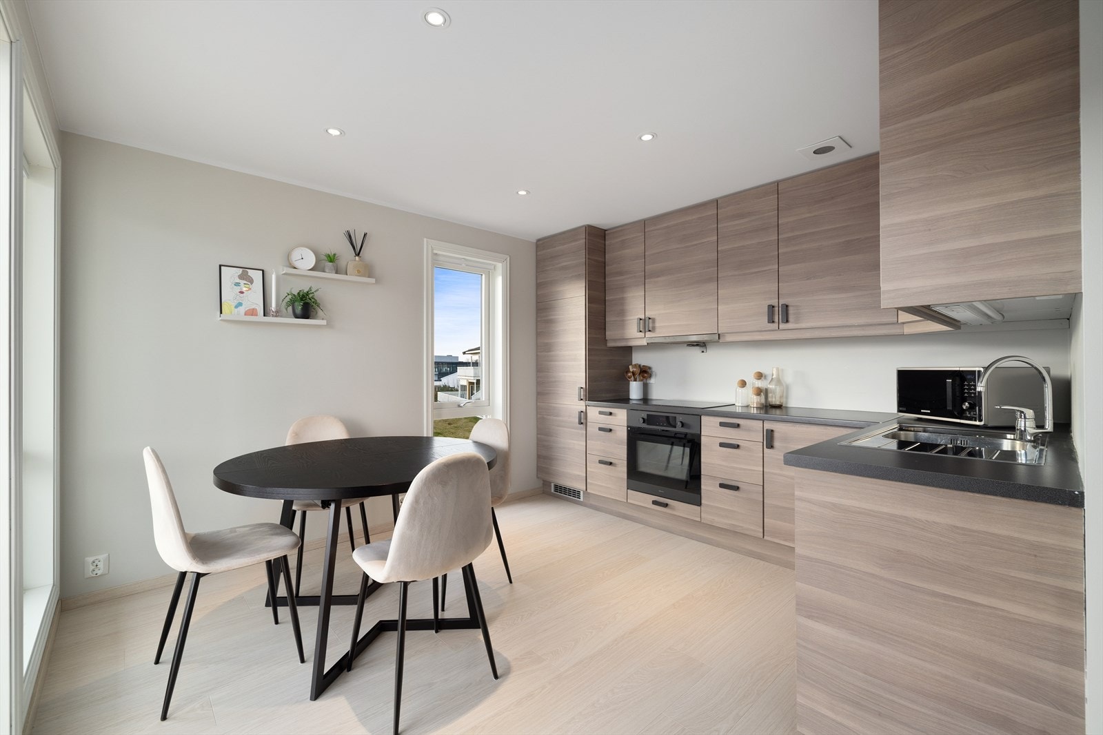 Her har man kort gangavstand til både skoler, arbeidsplasser, barnehager, dagligvarebutikker & mye mer! Galleribilde