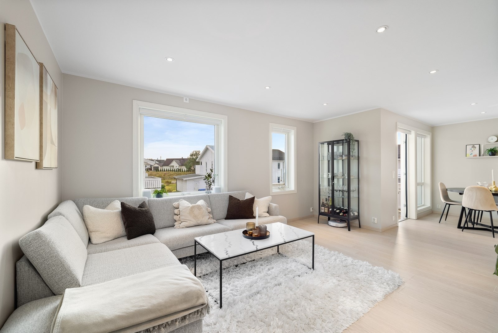 Stuen er lys og romslig, og byr på gode innredningsmuligheter. Galleribilde