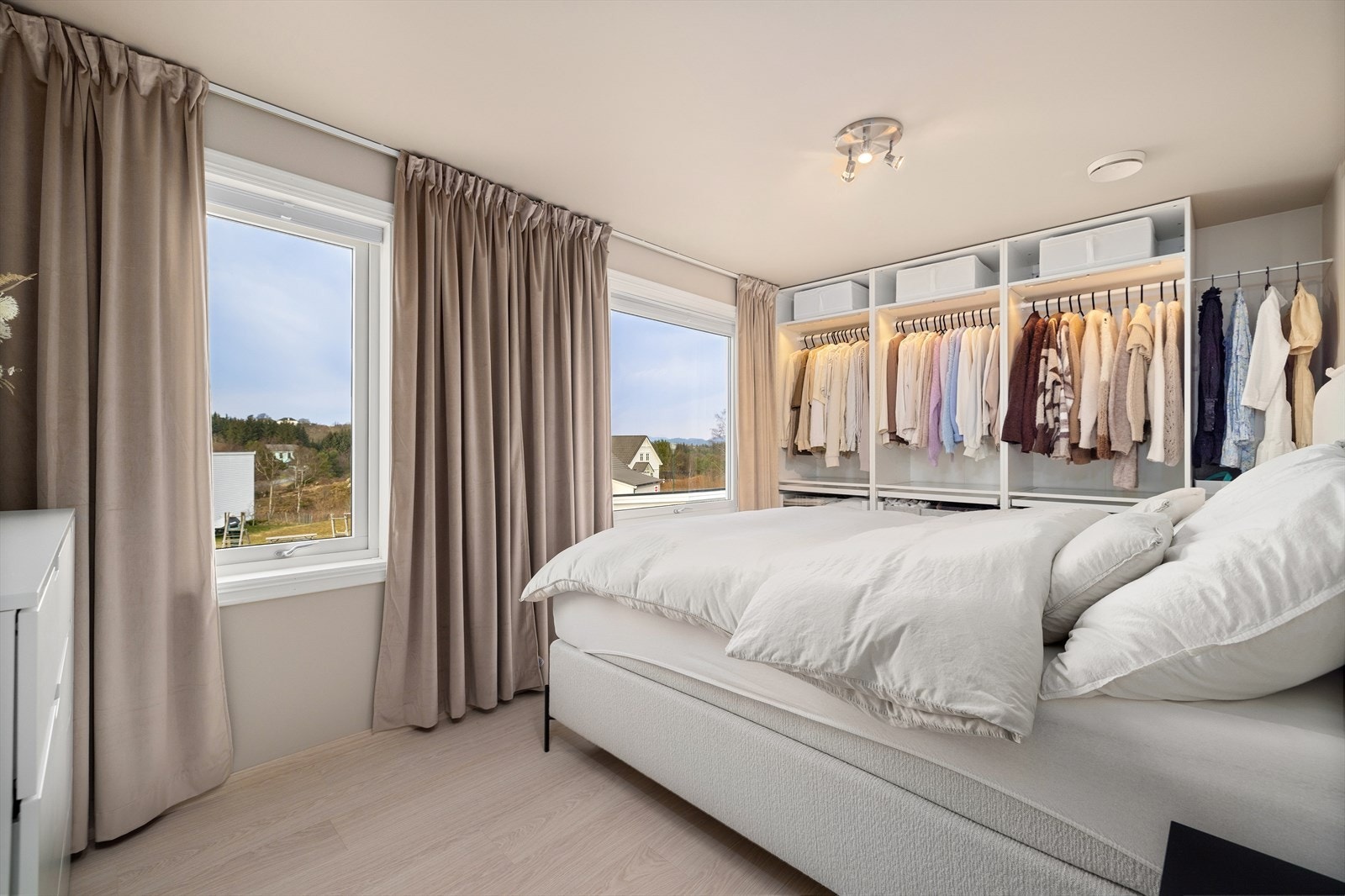 Hovedsoverommet er av god størrelse og har stort garderobeskap. Galleribilde