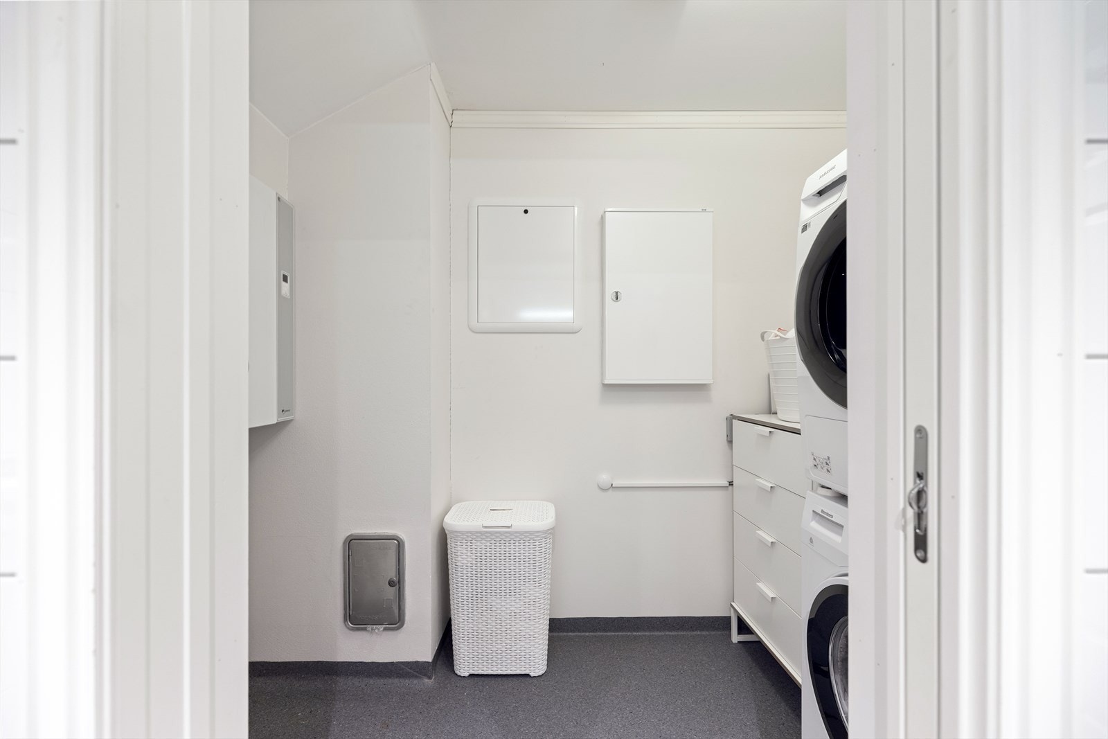 Fra badet er det tilkomst til bod/teknisk rom. Rommet har gulvflate belagt med gulvbelegg og malte veggflater. Det er her opplegg for vaskemaskin, fordelerskap for rør-i-rør system og varmtvannsbereder. Galleribilde