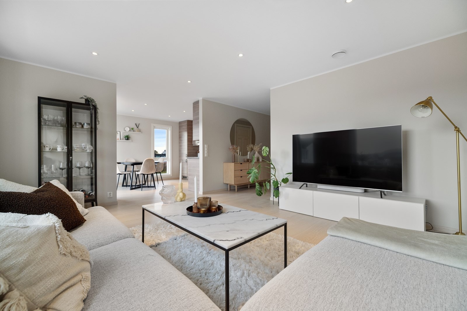 Rommet har store vindusflater som tilfører god naturlig belysning. Galleribilde