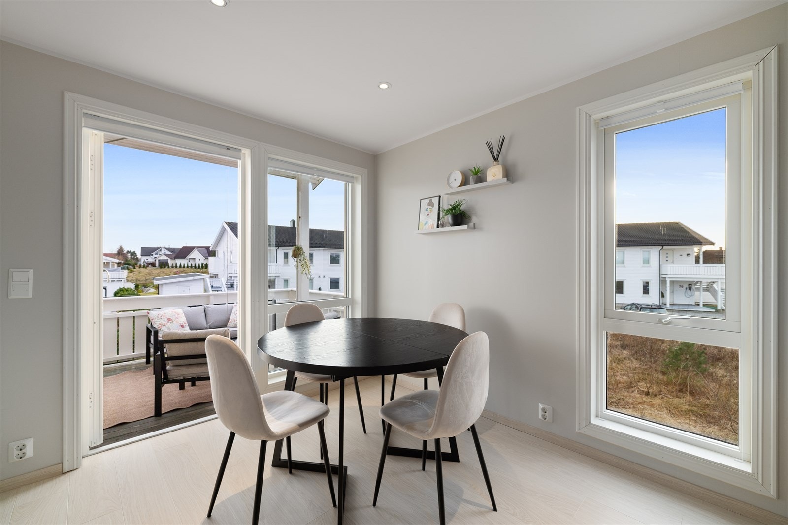 Eiendommen har en sjeldent attraktiv beliggenhet i kort avstand fra det meste av servicetilbud & fasiliteter! Galleribilde