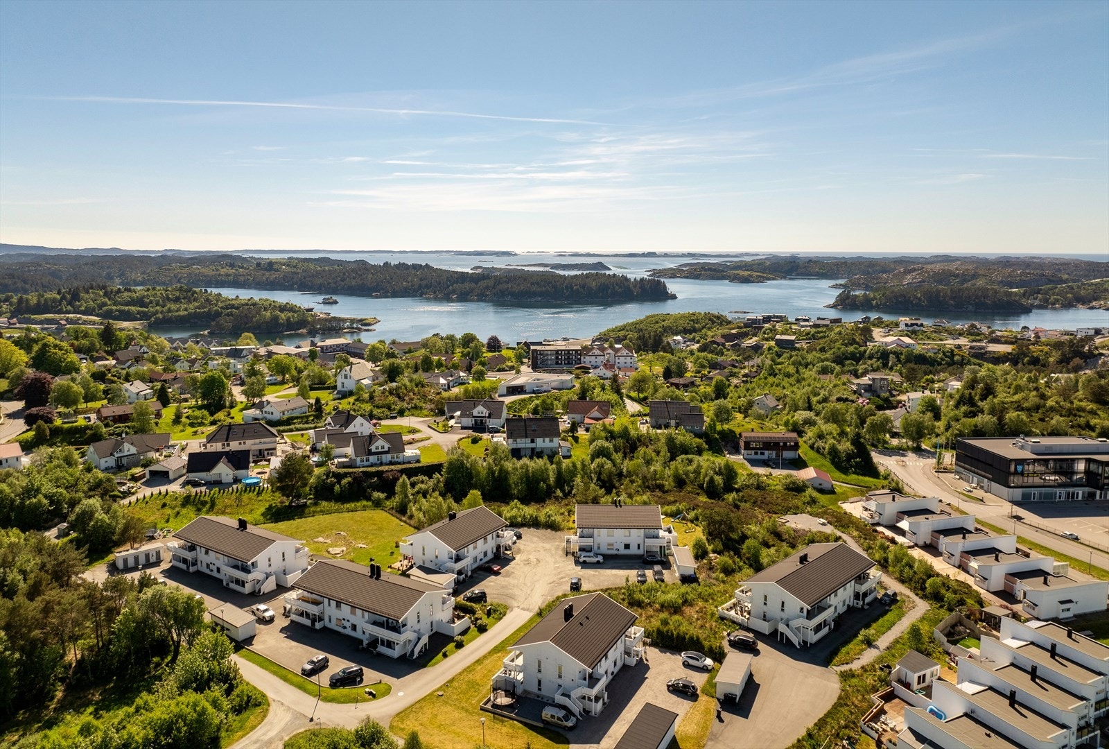 Nedenfor barneskolen ligger Casa Mia Ristorante, og ved Prestaneset ligger sommeråpen Casa Mia kafé. Ved Prestaneset finner du populær sandstrand og gjestehavn. Galleribilde
