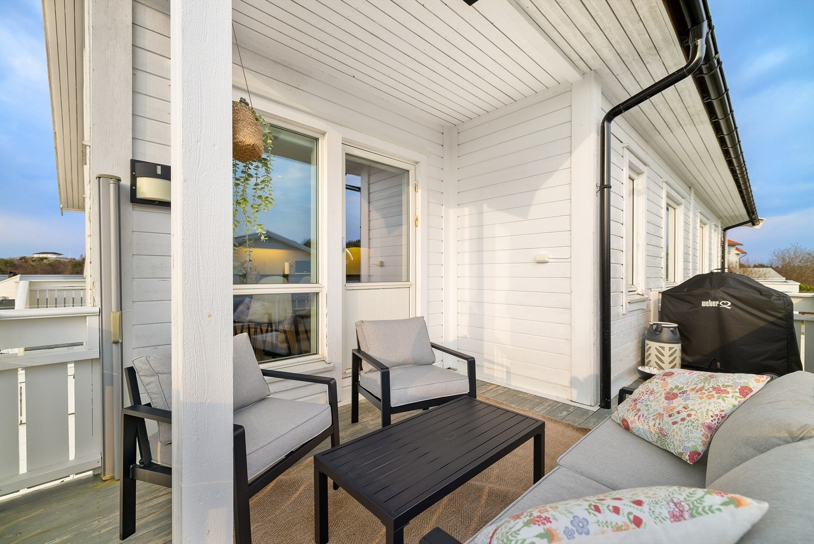 Fra stue/kjøkken er det utgang til sørvendt balkong på ca. 13m2. Galleribilde