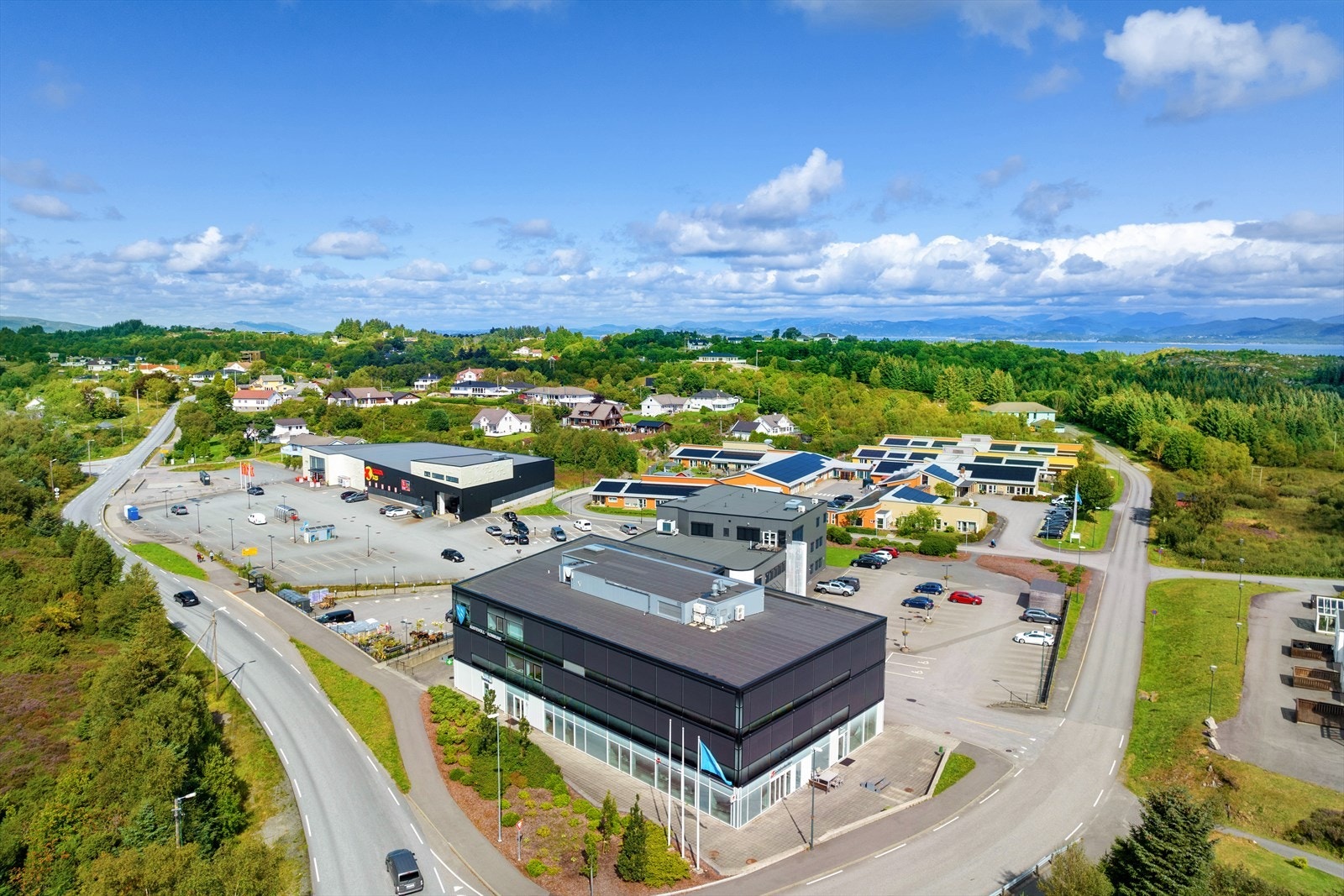 Like nedenfor eiendommen ligger Storebøportalen. Her er bl.a. apotek, blomsterforhandler, frisør, bank, tannlege, Coop Extra og helsesenter. Galleribilde