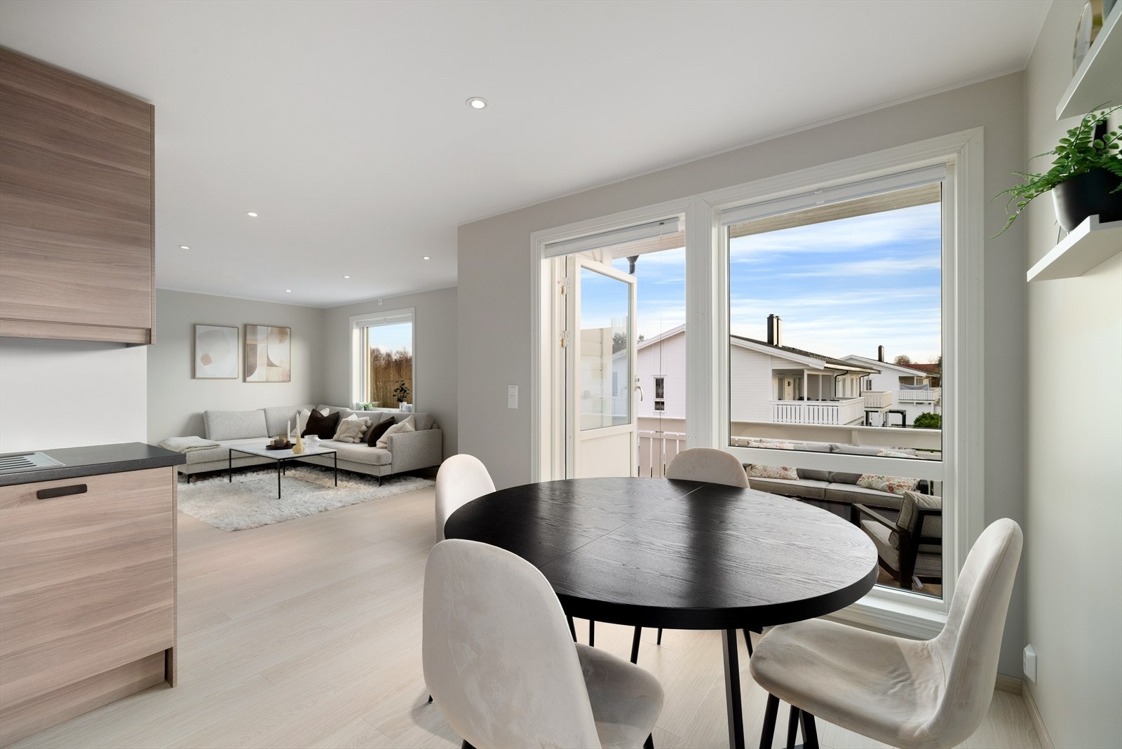 Kjøkkenet har god plass til å innrede med spisegruppe. Galleribilde