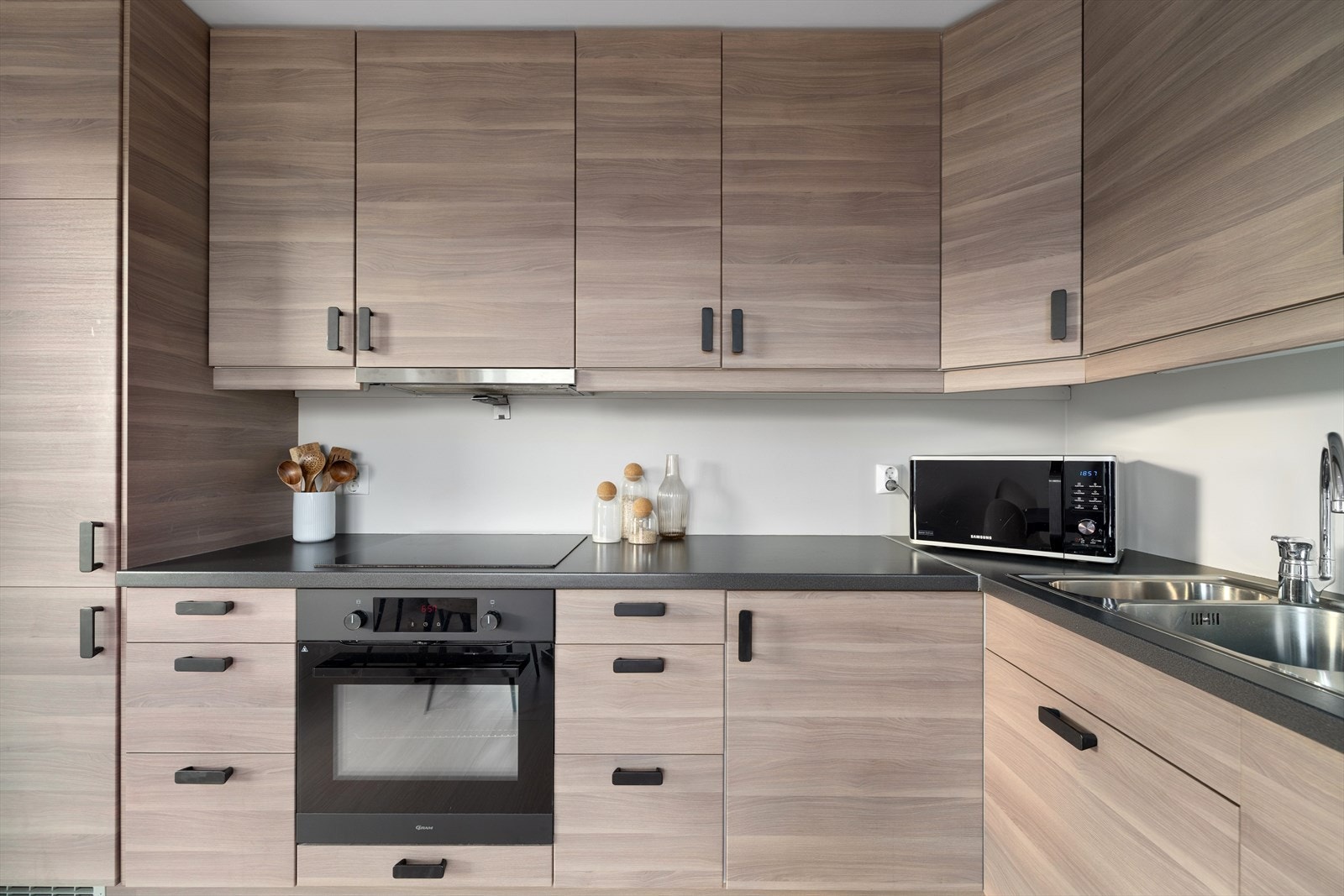 Kjøkkenet har for øvrig god skap- og benkeplass. Galleribilde