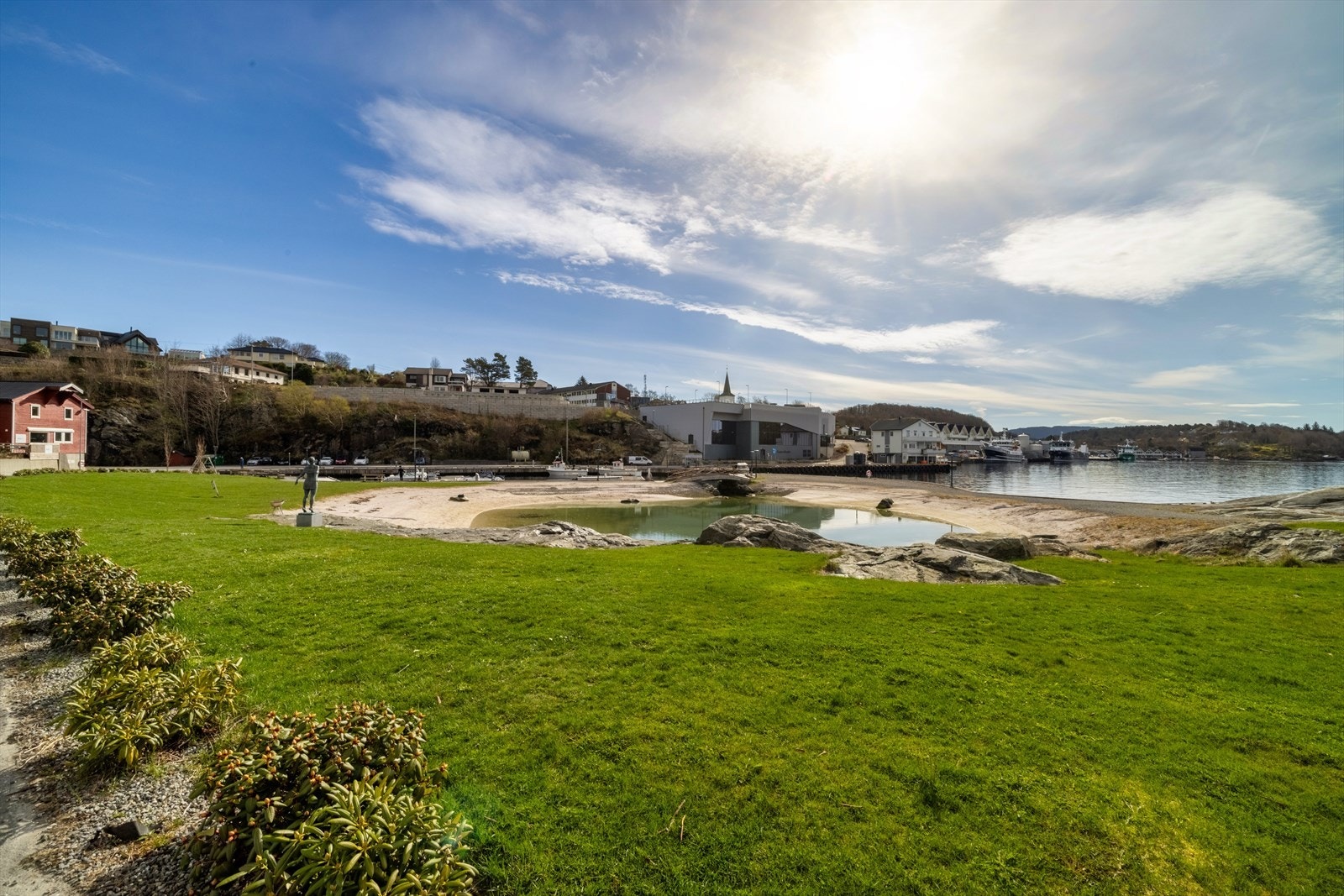 Det er flotte rekreasjonsmuligheter innen kort avstand! Her avbildet Gråsiddalen v/Storebø Brygge. Galleribilde