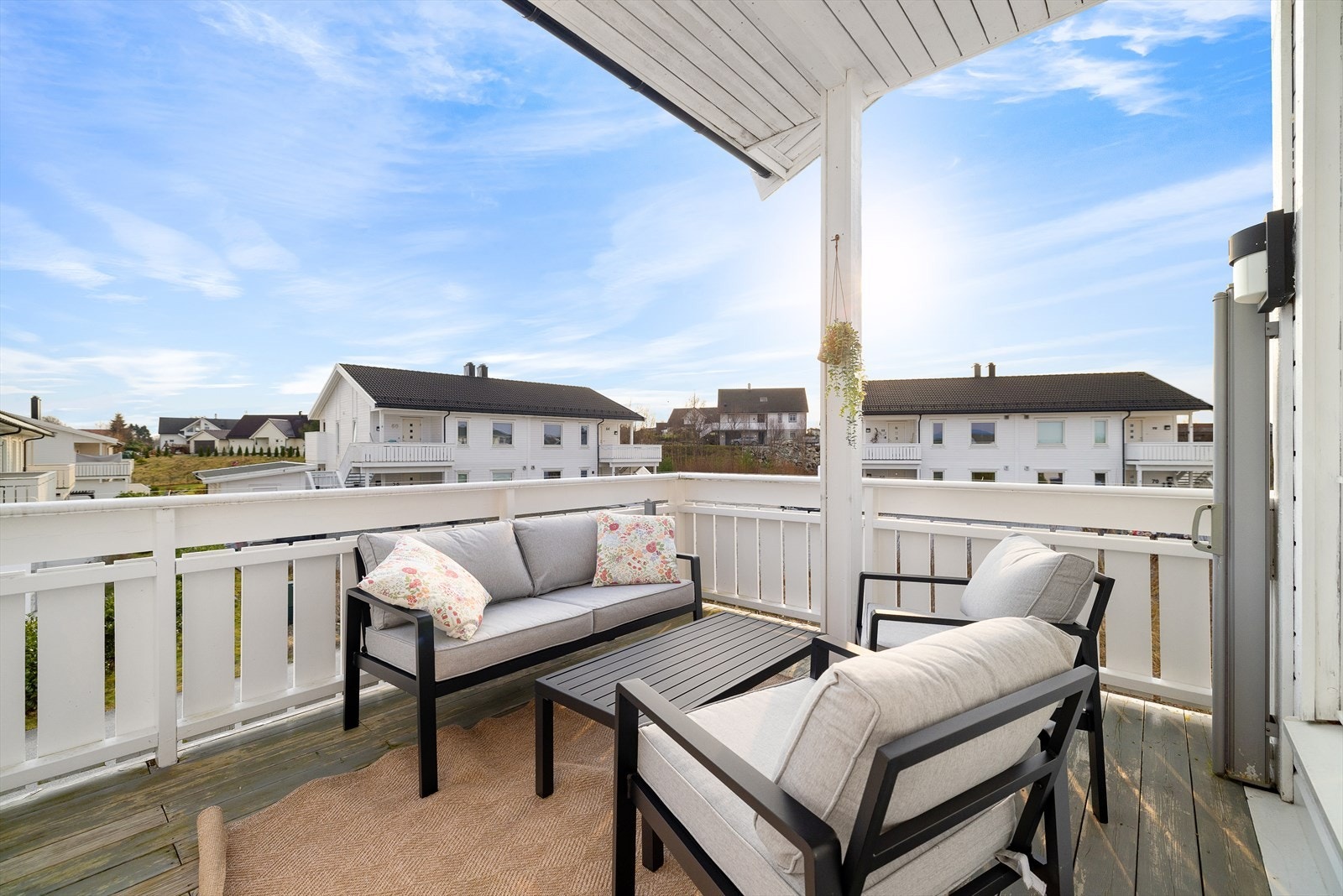 Herfra nyter man utsikt mot grøntarealer, samt gode solforhold. Balkongen har god plass til både sittegruppe og grill! Et perfekt sted å samle familie og venner til grillfest! Galleribilde