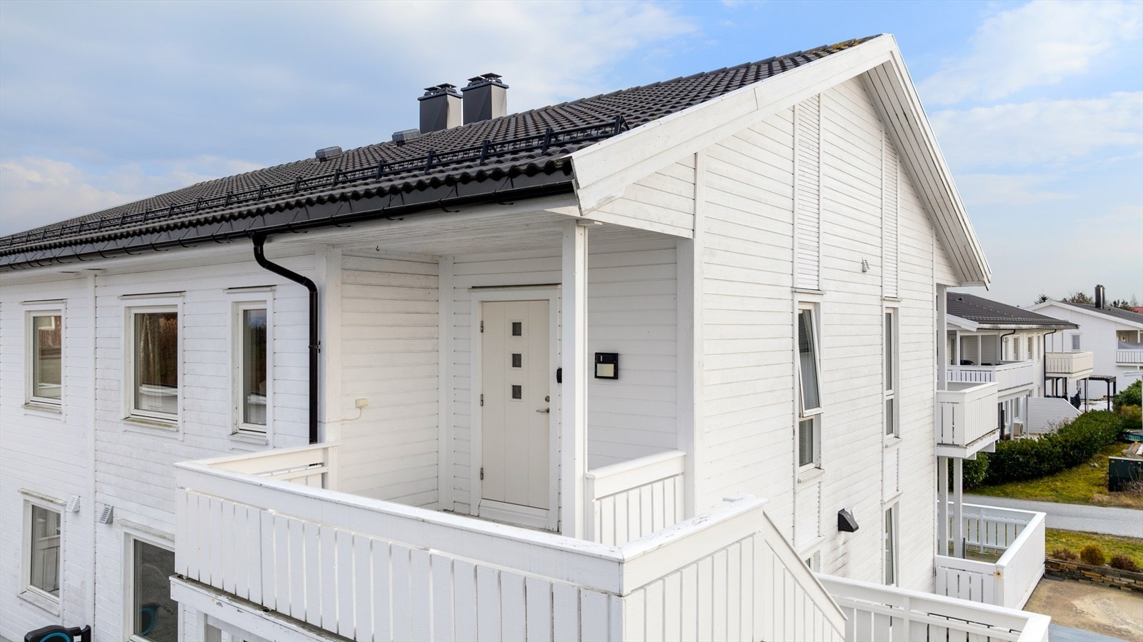 Ved inngangspartiet er det en nordvendt altan på ca. 10 m2. Også her er det plass til ønsket utemøblement. Galleribilde