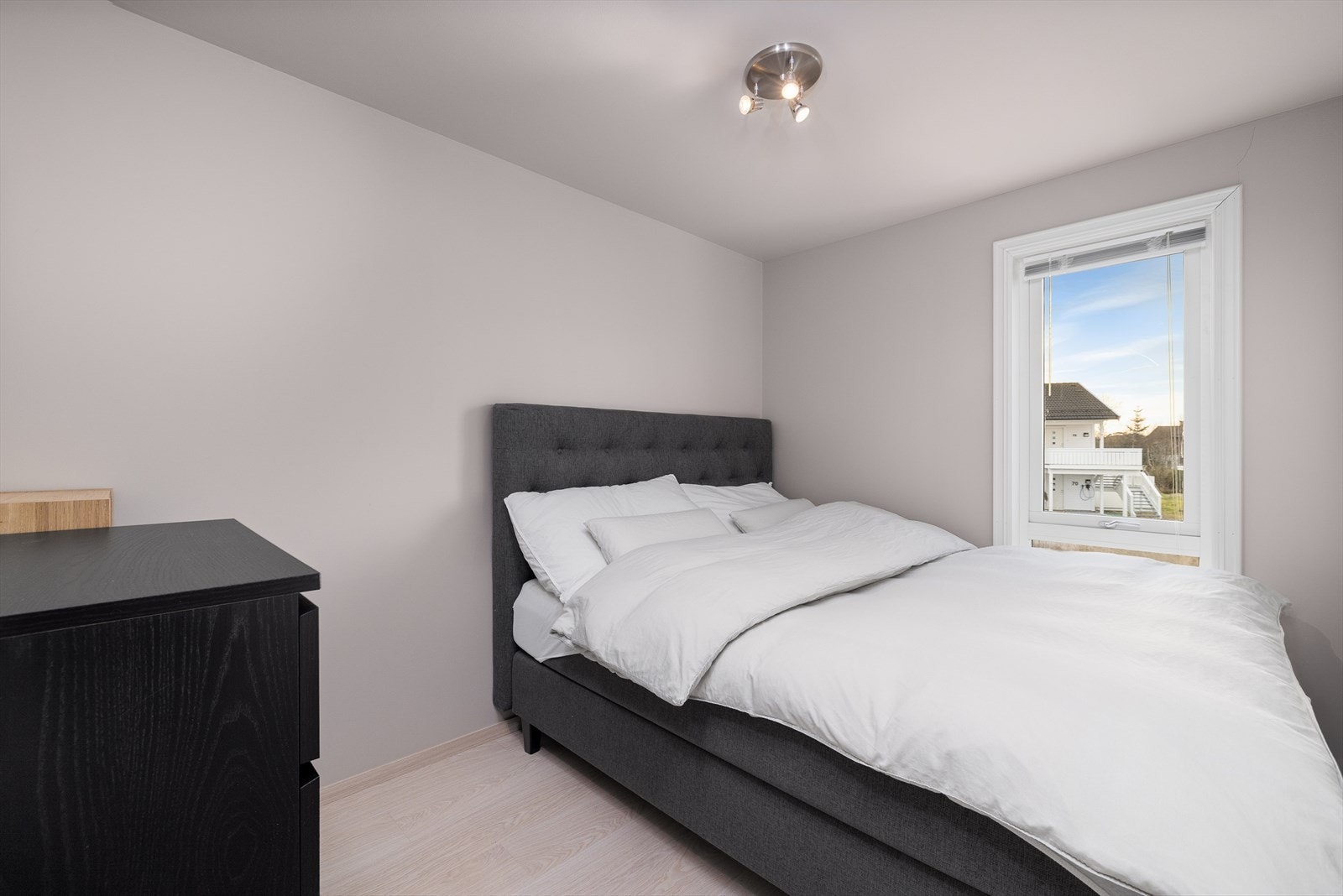 Det andre soverommet har også plass til både seng og garderobeløsning. Galleribilde