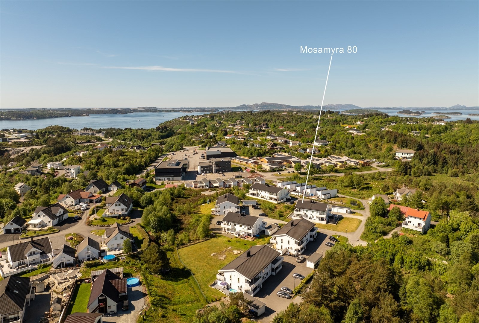 "Sentrumsbygg" ligger 5 minutters gange unna. På Sentrumsbygg finner du Rema 1000, Livsstilssenteret, klesbutikken "Dryss", smykke- og interiørforhandler "Gullfisken" mm. Rett over veien fra Sentrumsbygg ligger Storebø barneskule (1.-7-trinn). Galleribilde