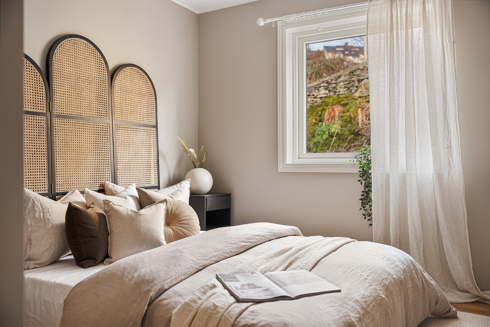 Samtlige av soverommene er strategisk plassert mot byggets bakside. Galleribilde