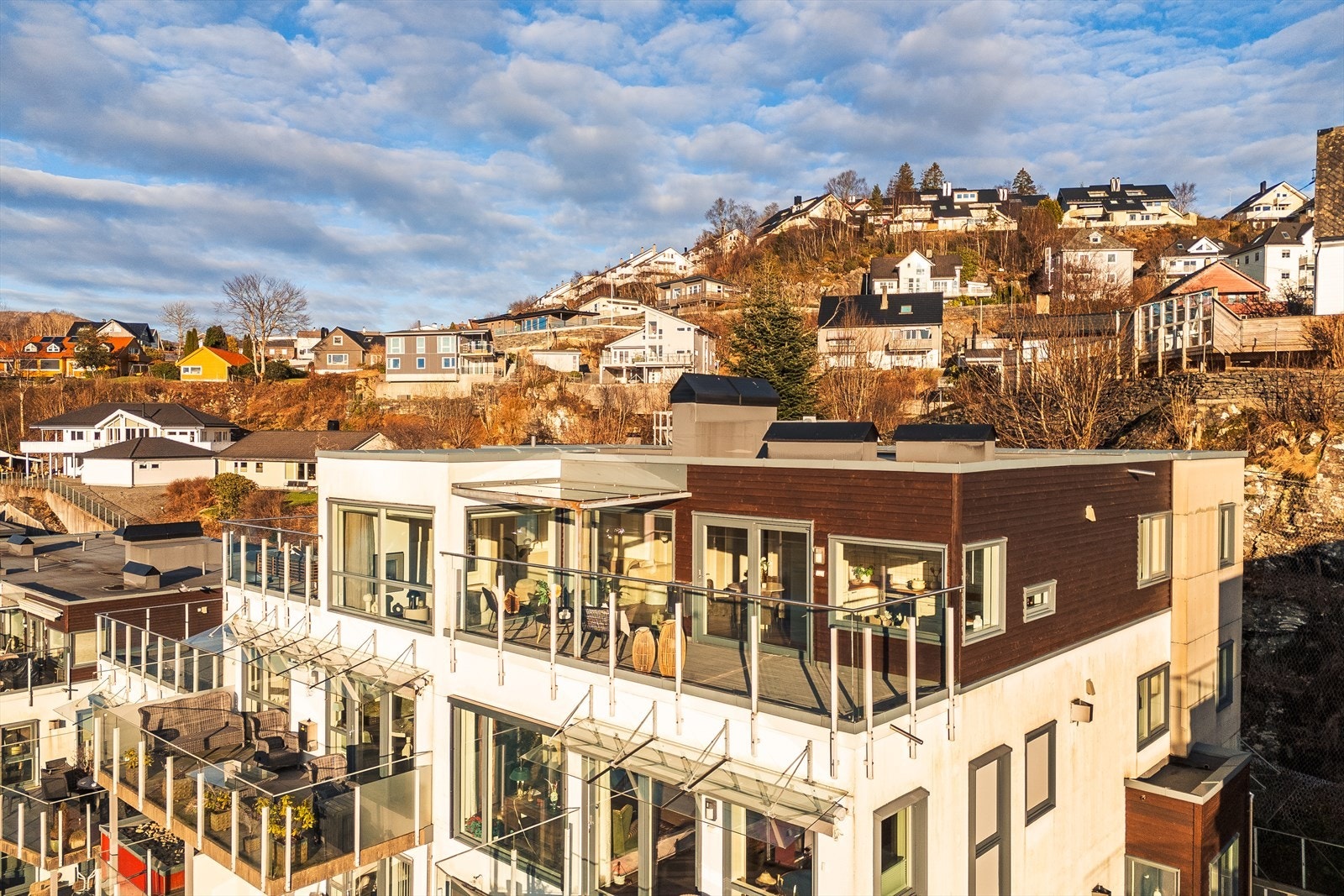 Selvaag Pluss Konsept | Med en Plussbolig® får du noe av servicen fra hotell inn i boligen: bemannet resepsjon og lokaler, nabolagsvert, servicesenter med treningsrom, oppholdsrom, gjesteleilighet og kjøkken. Trykk på link i annonsen for nærmere info. Galleribilde