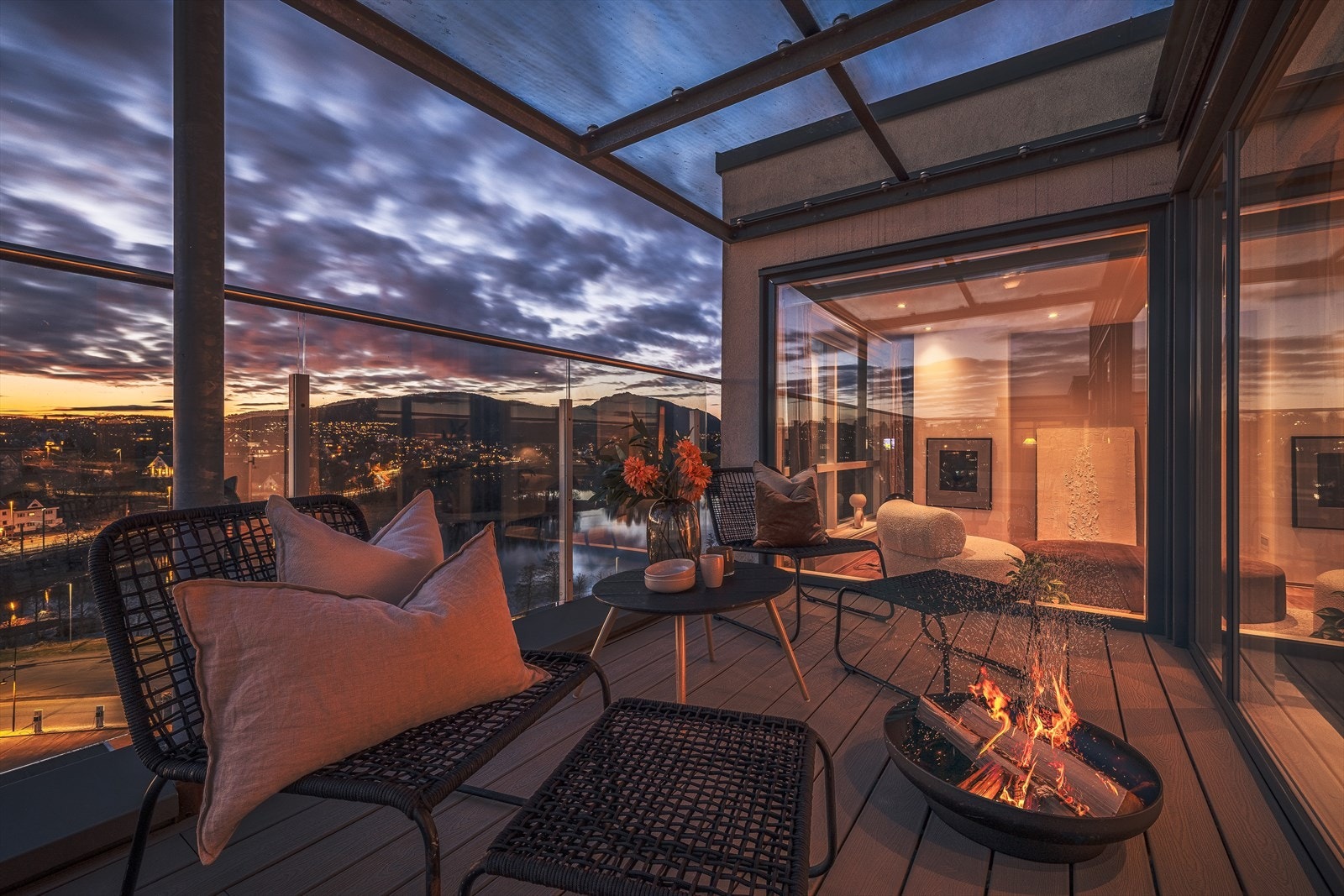 Terrassen er delvis overbygget, slik at du kan nyte uteplassen uansett vær. Galleribilde