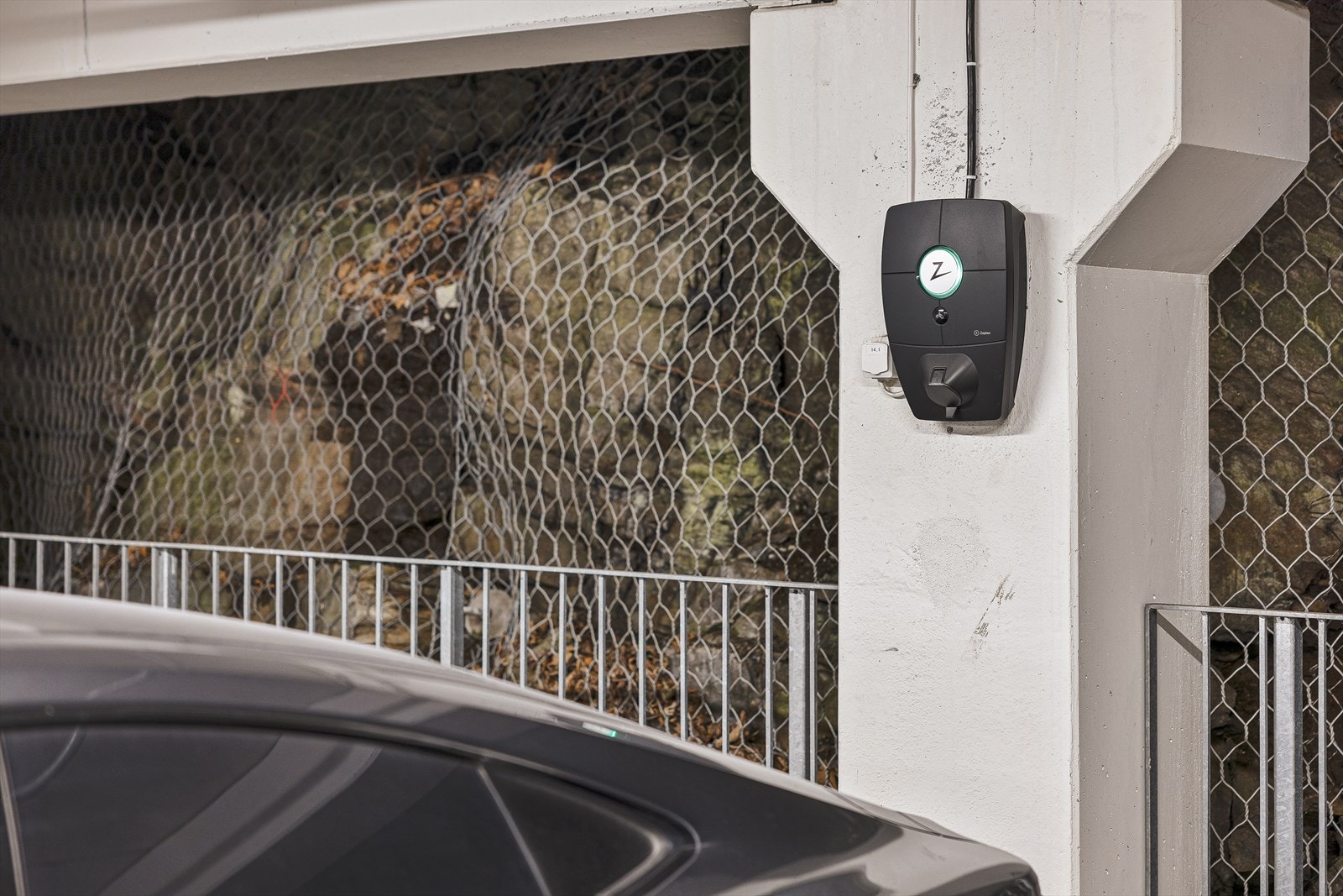 Garasjeplassene er ved siden av hverandre, like ved siden av heisen. Det er montert 1 stk ladepunkt for elbil. Galleribilde