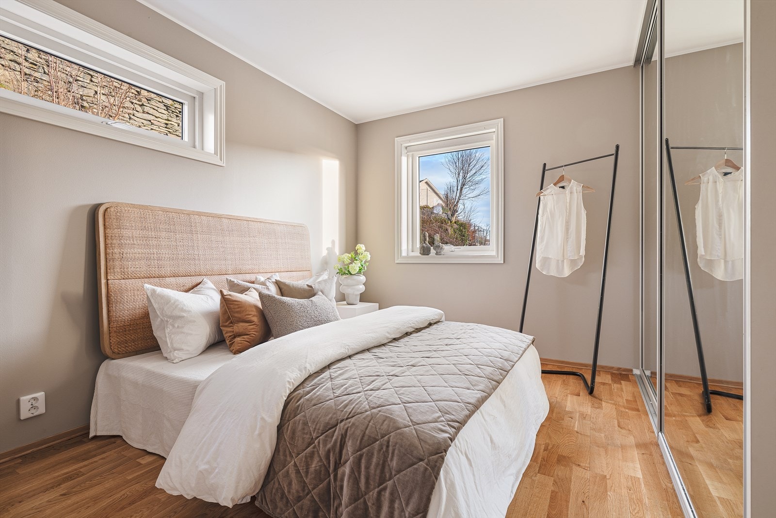 Soverom 2 og 3 er utstyrt med integrert skyvedørsgarderobe med speilfronter. Inngang til bad 2 utenfor hvert av disse soverommene. Galleribilde