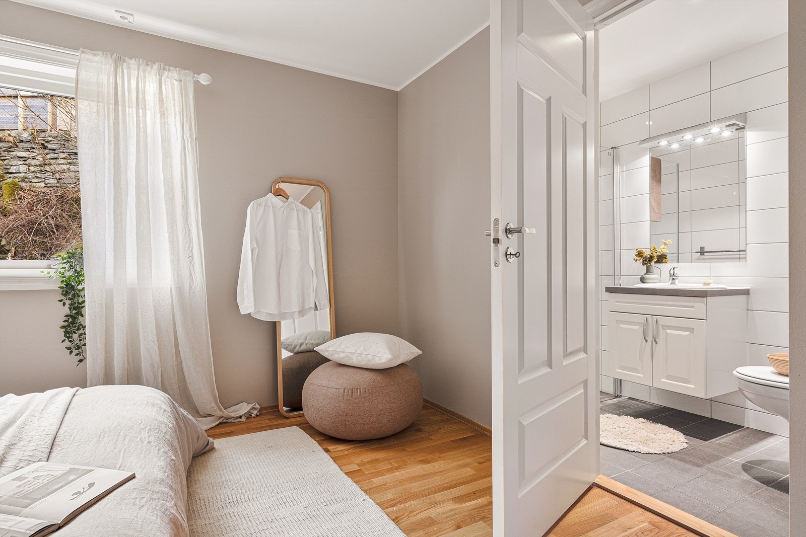 Leiligheten har 2 bad, hvorav det ene tilhører hovedsoverommet. Galleribilde