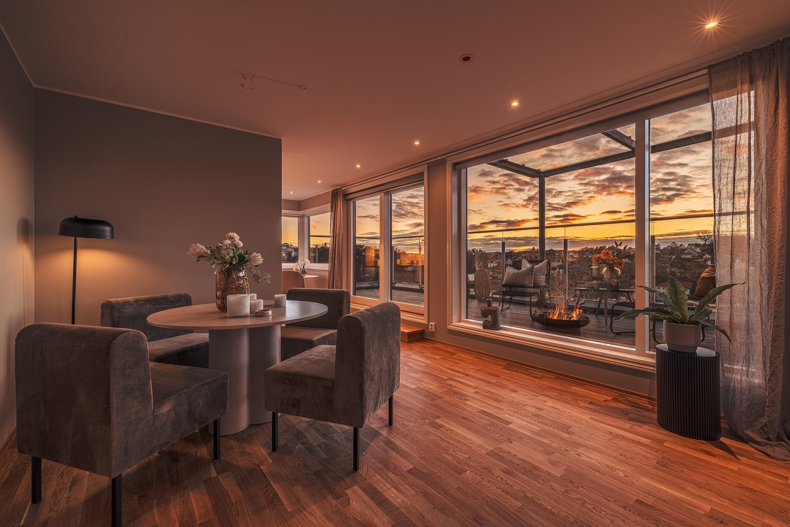 Gulv-til-tak vinduer omslutter hele leilighetens hjerte - her står utsikten i fokus. Galleribilde