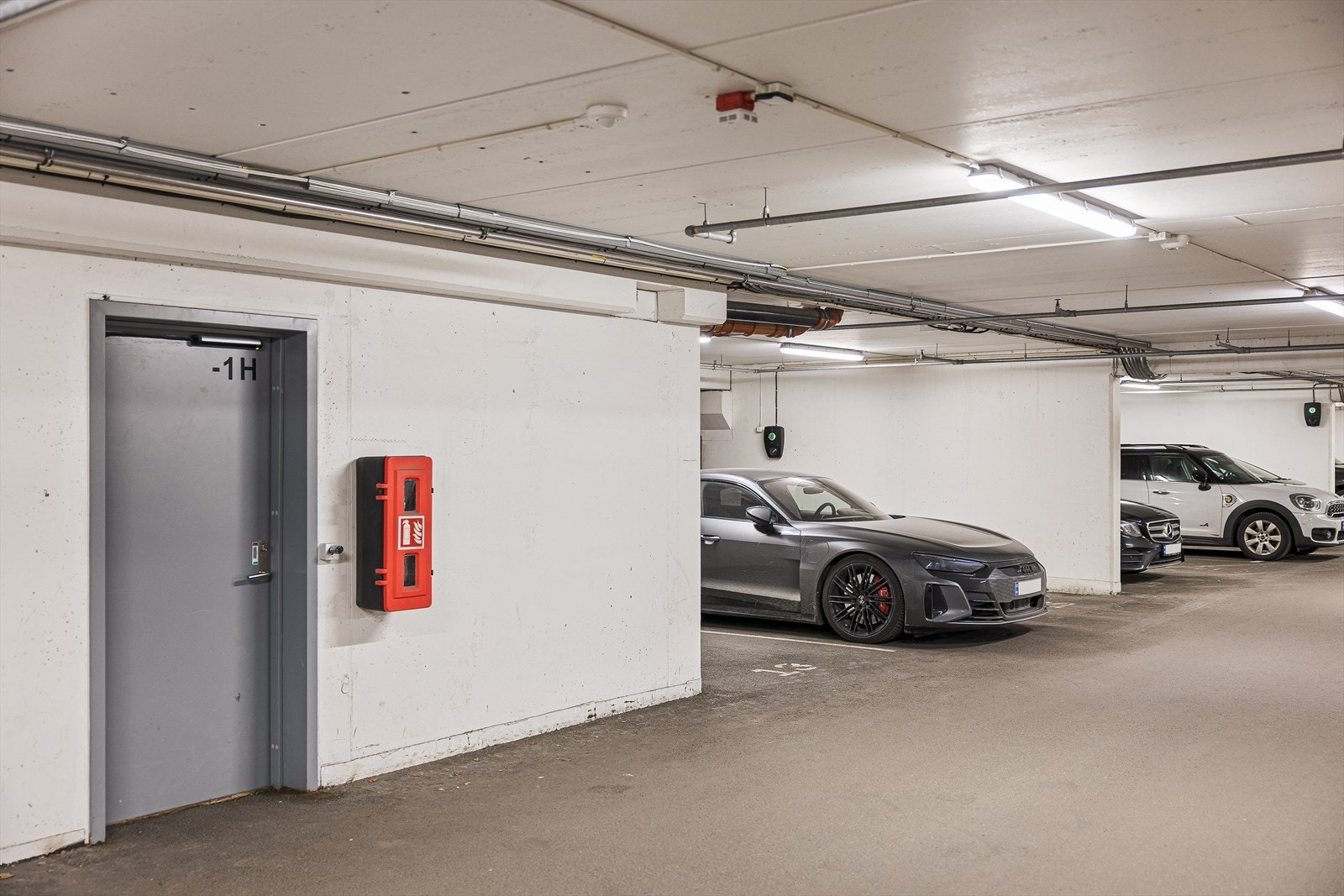 To garasjeplasser i felles, lukket garasjeanlegg, rett ved siden av heisen. Galleribilde