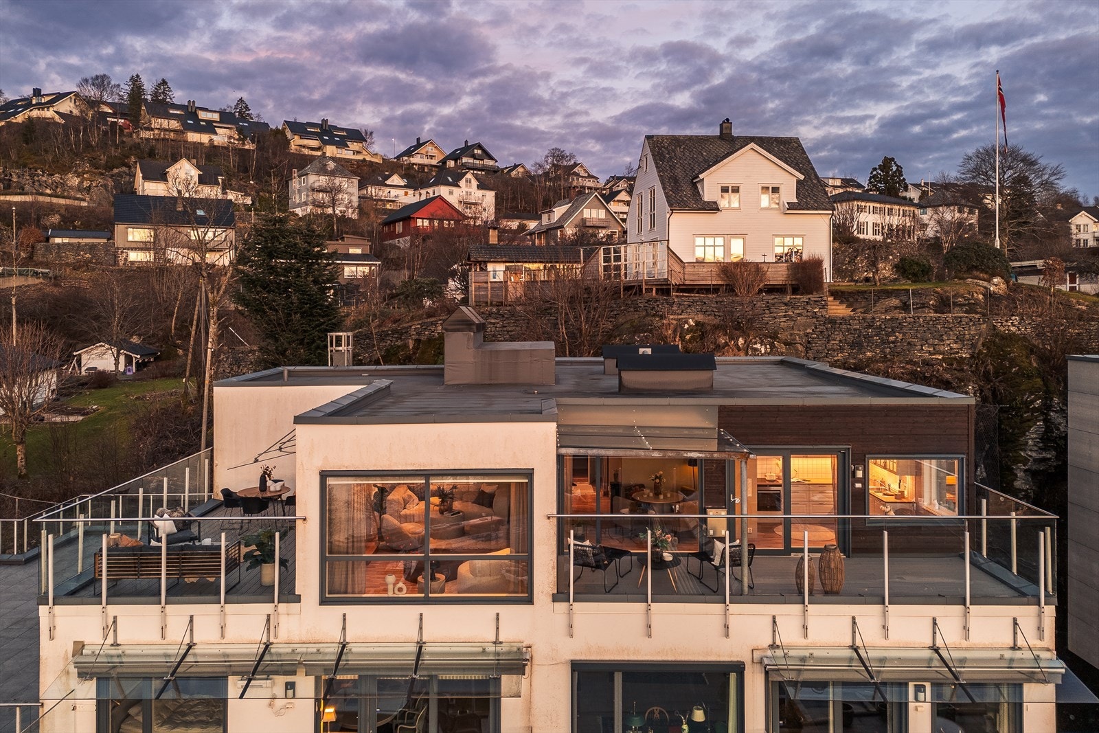 Toppleiligheten utgjør hele byggets øverste etasje (7.etg), og har privat heisadkomst med egen kode. Galleribilde