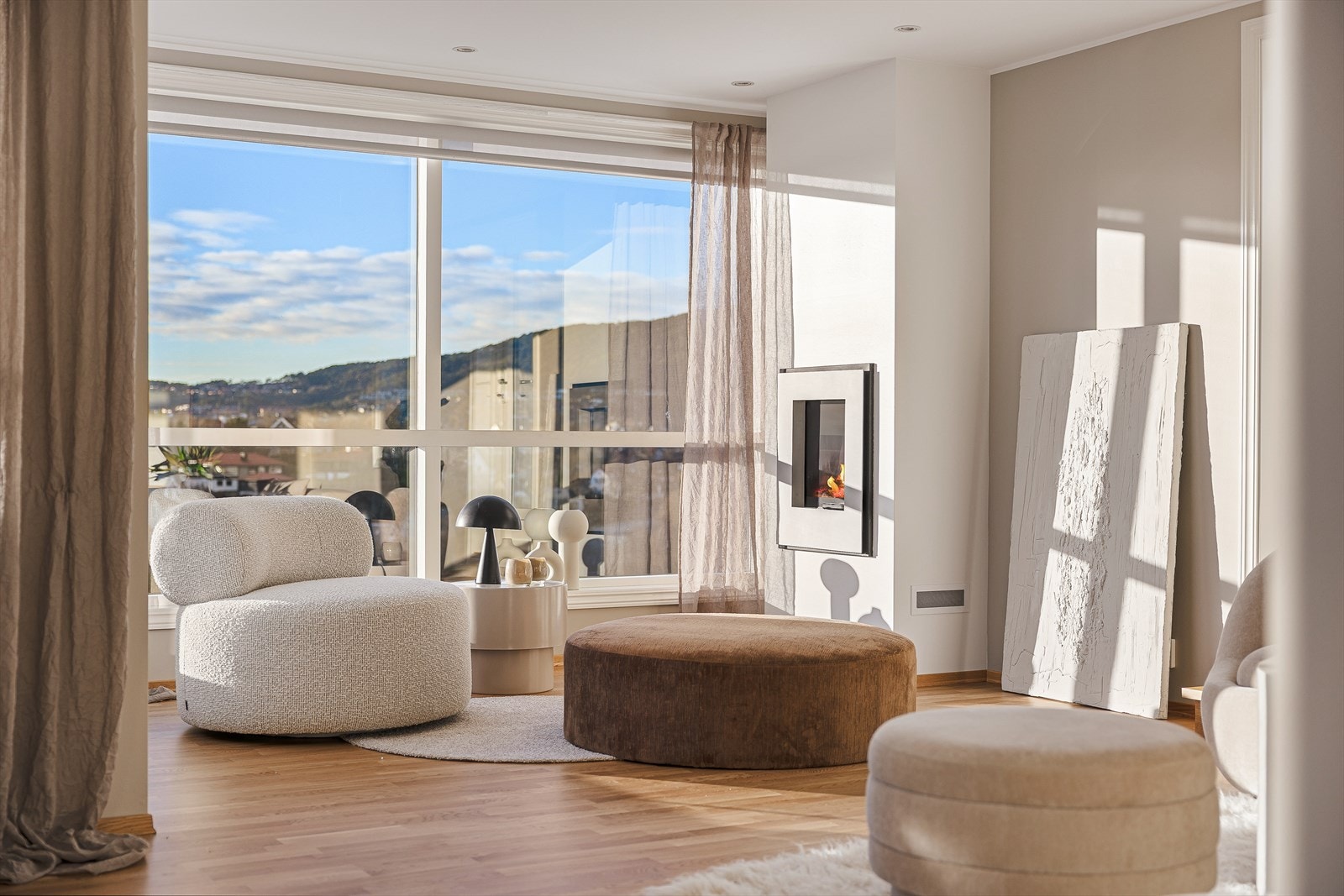 Stuen har en gasspeis som skaper en lun og hyggelig atmosfære. Galleribilde