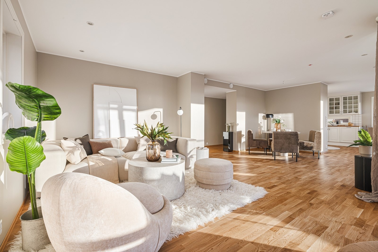 Leiligheten har en åpen stue- og kjøkkenløsning med en naturlig og fin adskillelse mellom sonene. Galleribilde