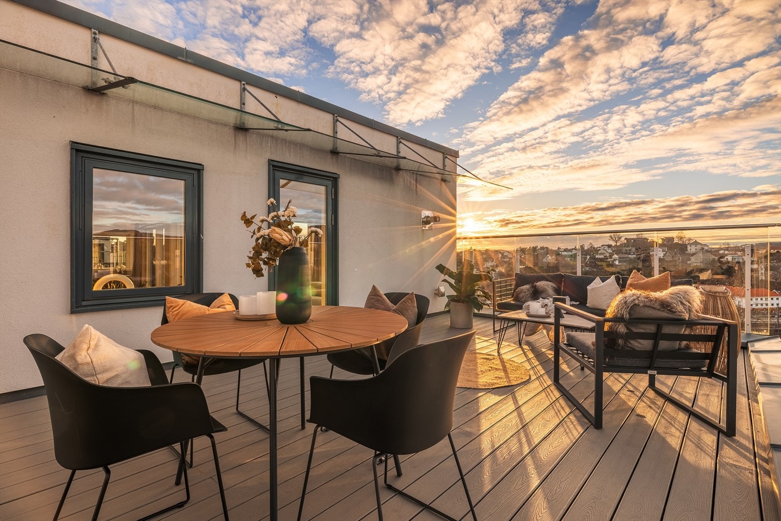 Terrasse nr. 2 på hele 24 kvm, med plass til spisegrupper, lounge og/eller langbord! Du velger! Galleribilde