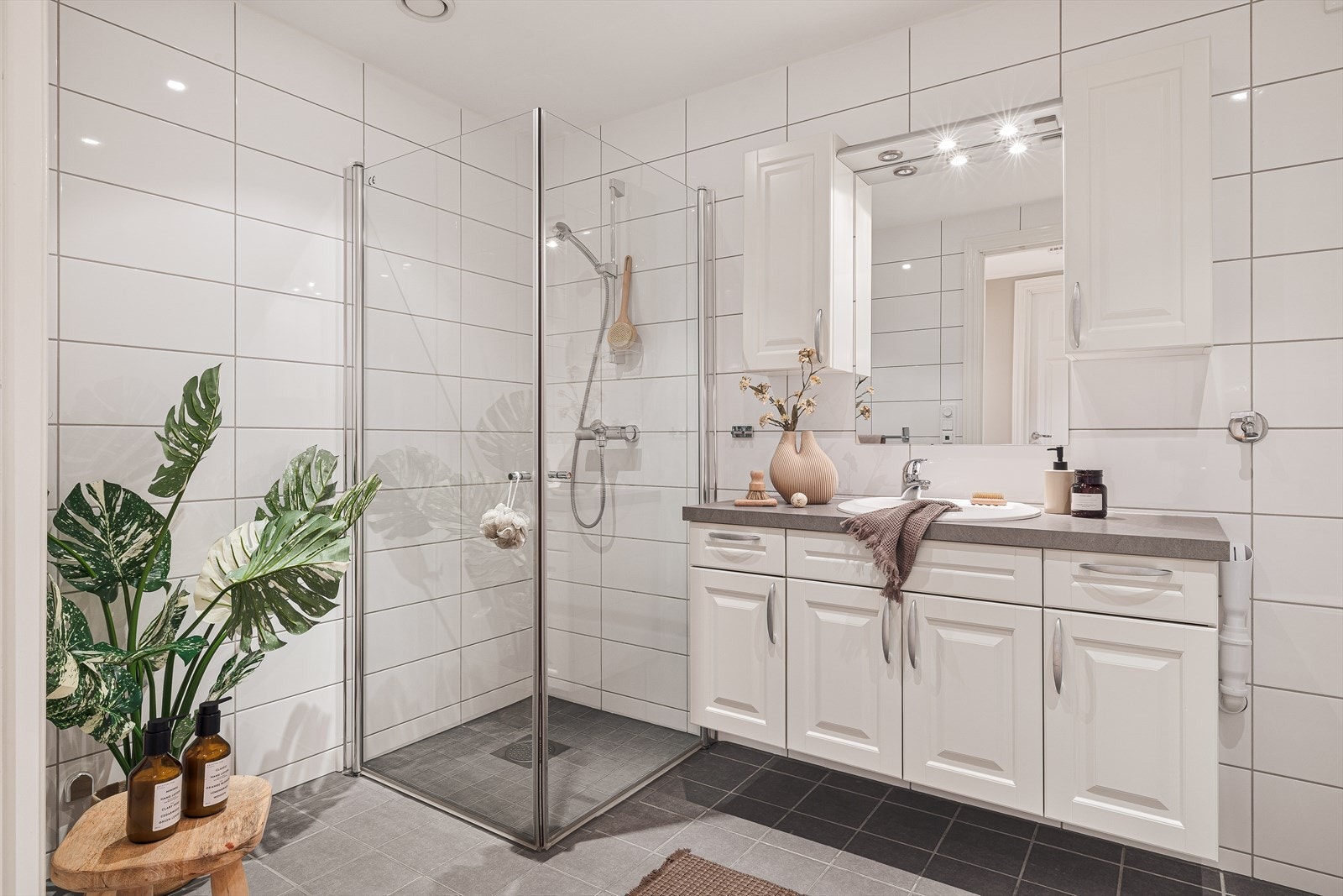 Bad nr. 2 er også helfliset med varme i gulv, spotter i himling, vegghengt toalett og servant, dusjnisje med glass foldedører samt opplegg for vaskemaskin/tørketrommel. Galleribilde