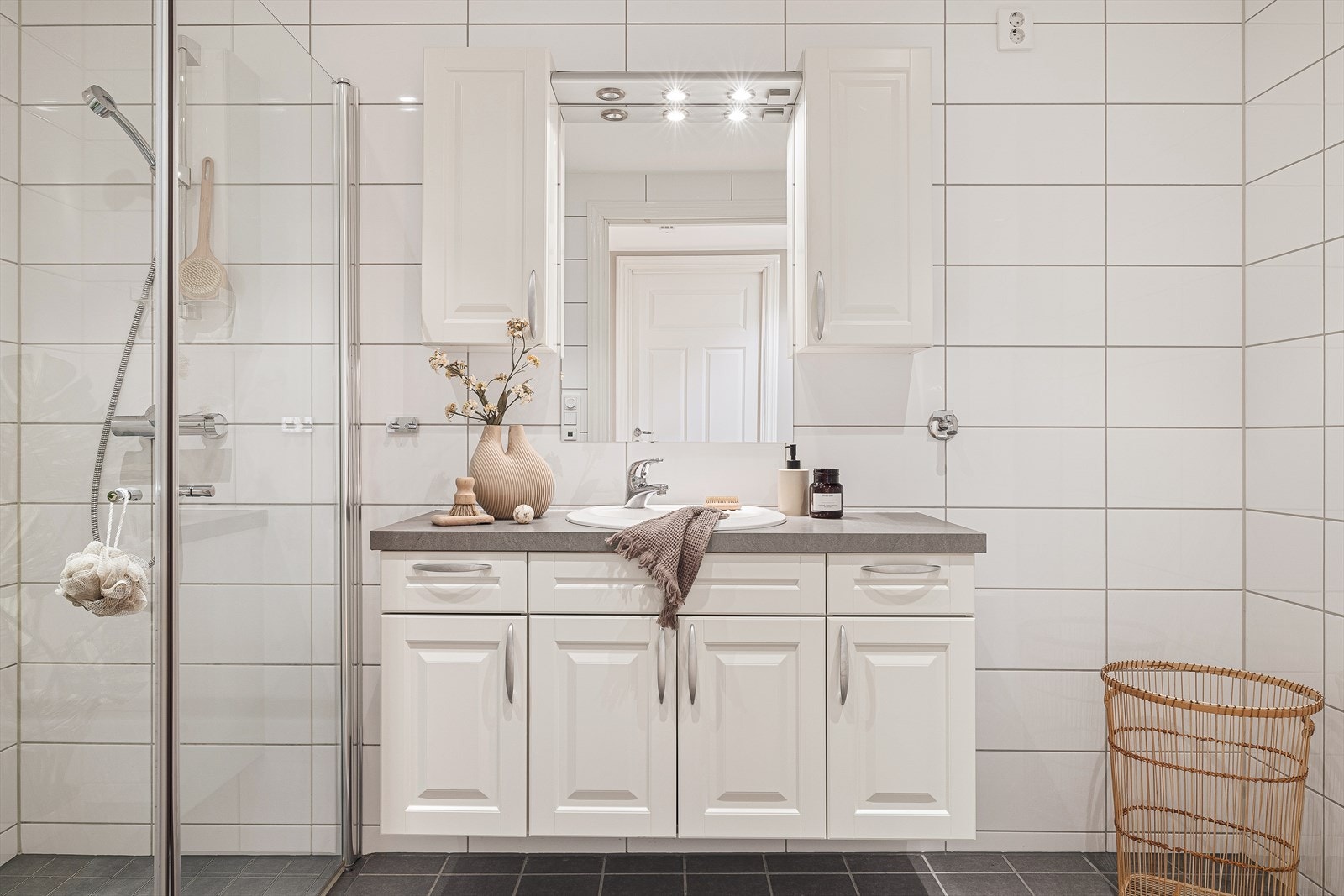 Bad nr. 2 er av livsløpsvennlig størrelse og befinner seg like utenfor soverom 2 og 3. Galleribilde