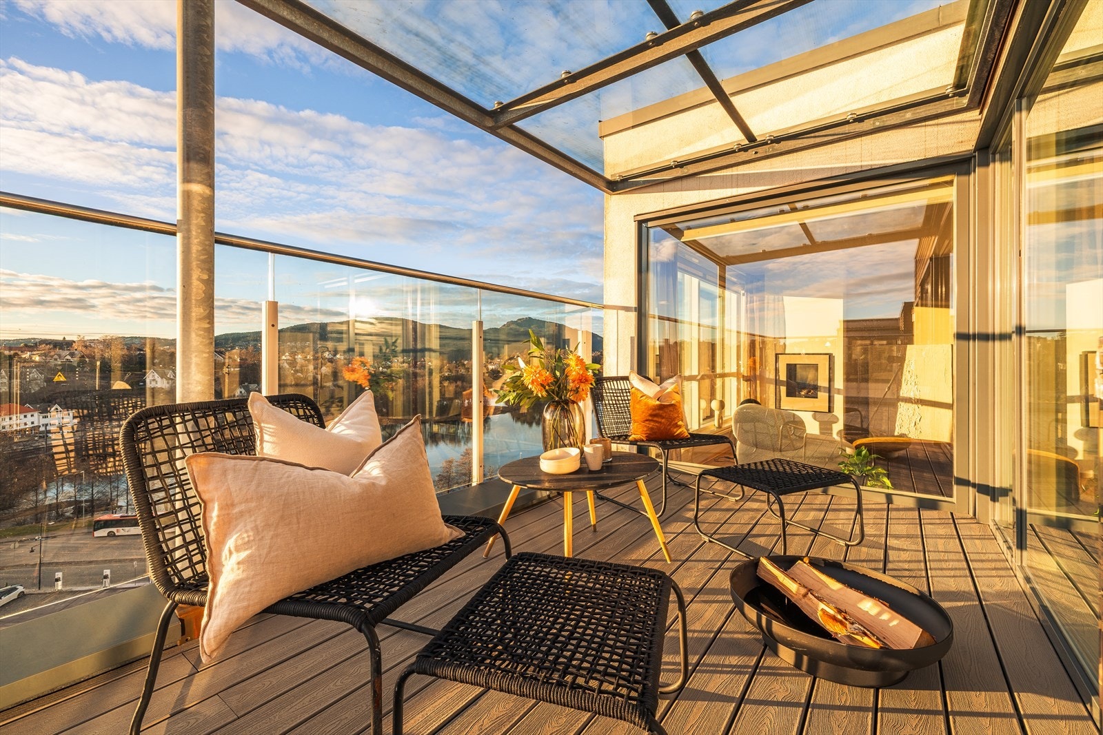 Vestvendt panoramautsikt med sol fra morgen til kveld. Galleribilde