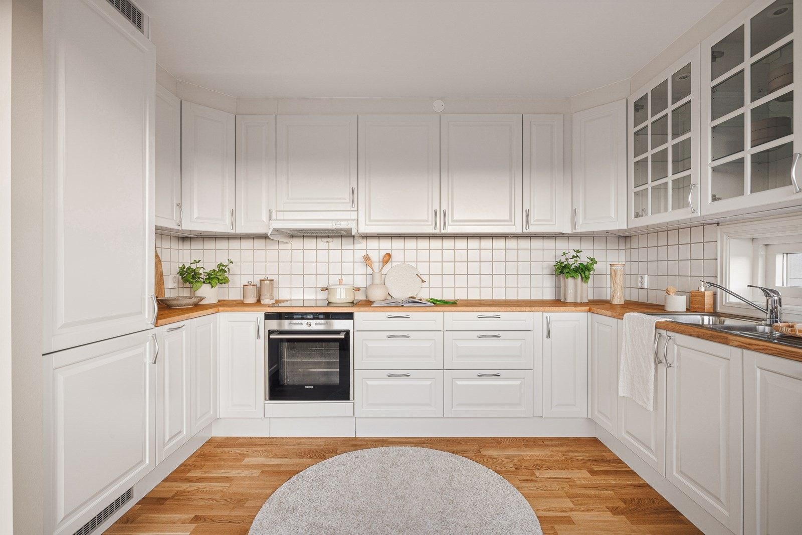 Integrerte hvitevarer som medfølger i handelen: komfyr, induksjonsplatetopp, kjøl/frys, oppvaskmaskin og ventilator. Galleribilde