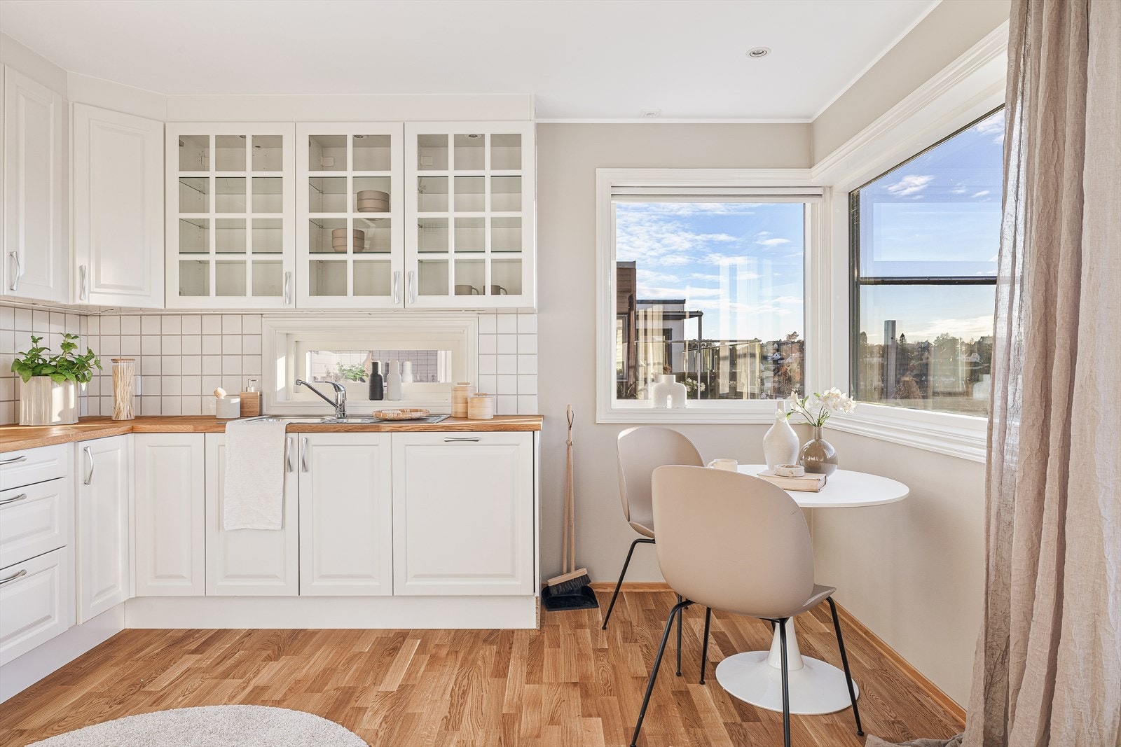 Delikat, lyst og romslig kjøkken med god plass til spisegruppe. Galleribilde