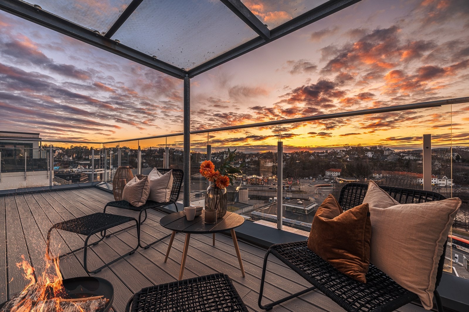 Vestvendt panoramautsikt fra to private, separate takterrasser med utgang fra stuen. Galleribilde