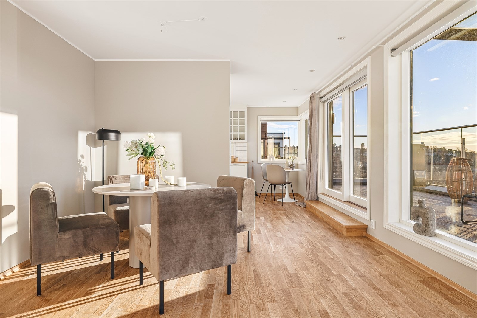 Åpen stue- og kjøkkenløsning, men hvor kjøkkenet er delvis skjult. Galleribilde