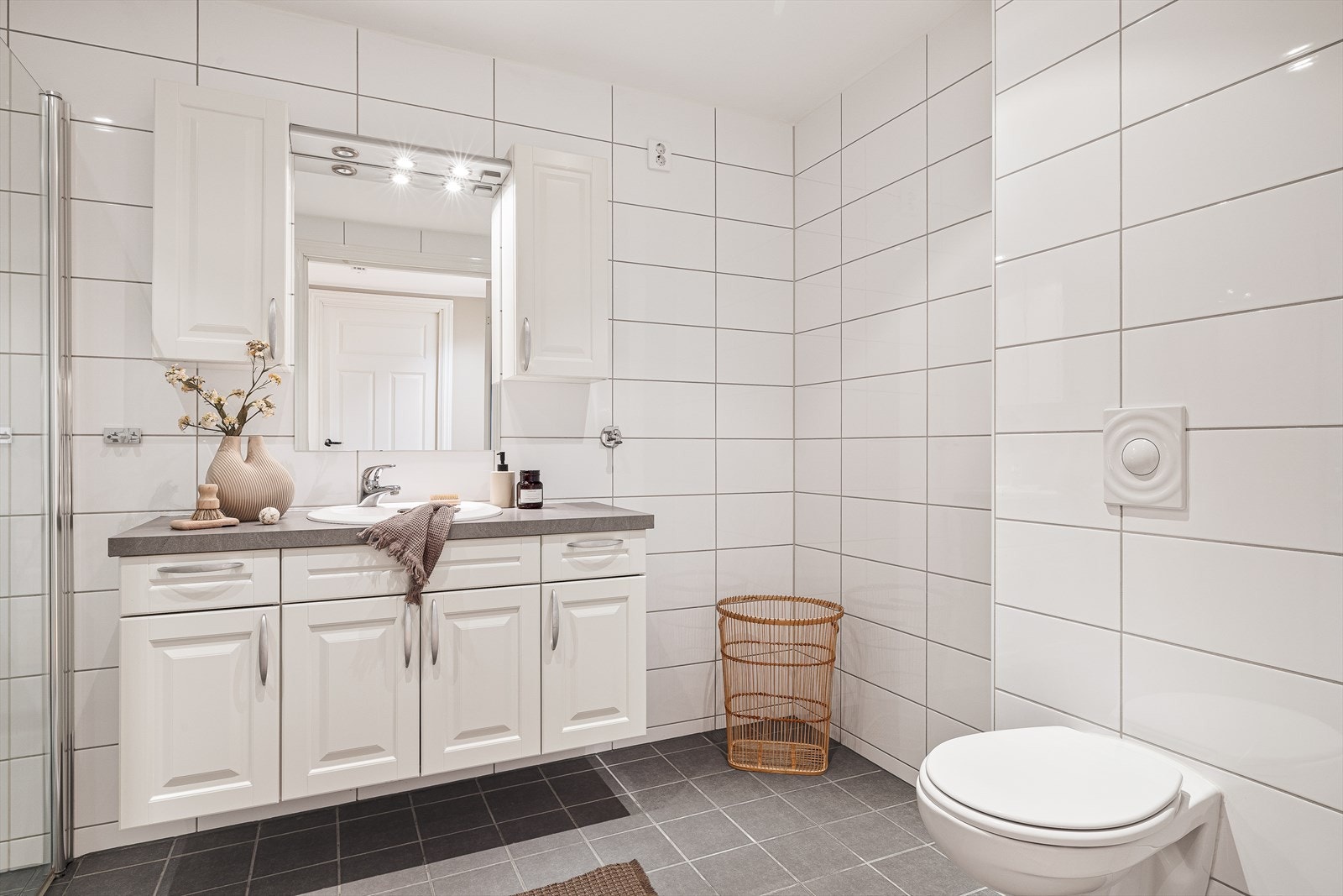 Opplegg for vaskemaskin og tørketrommel til høyre for servanten. Galleribilde