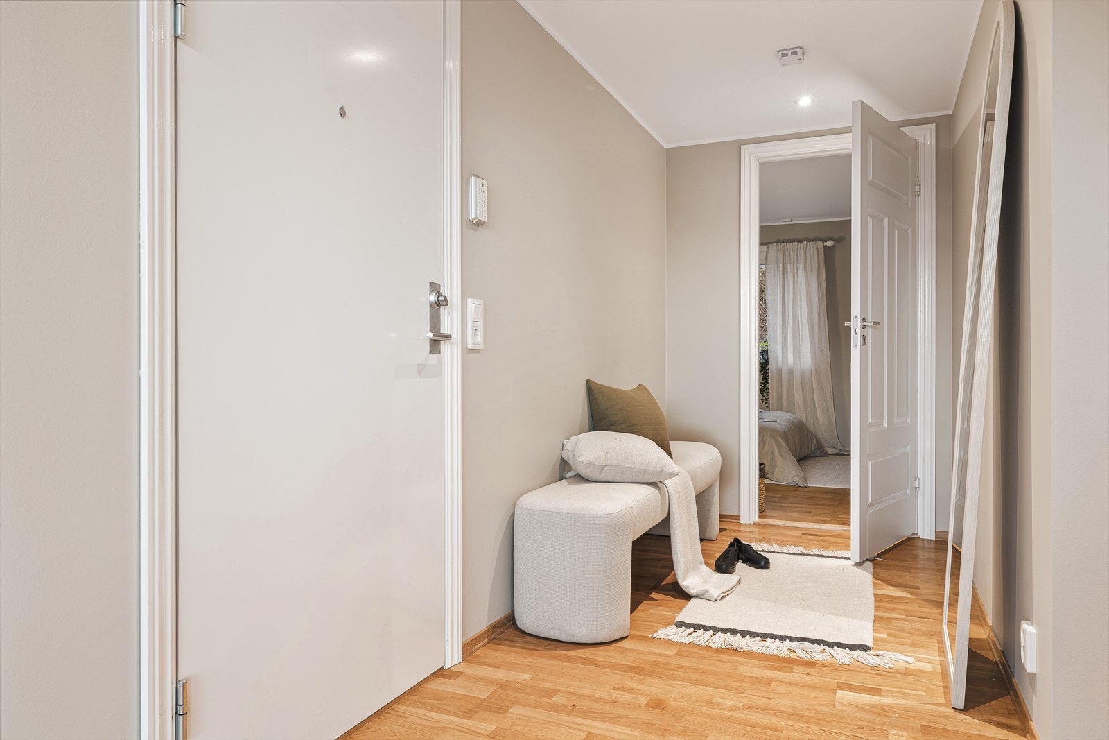 Gang innenfor entréen. Velkommen inn! Galleribilde