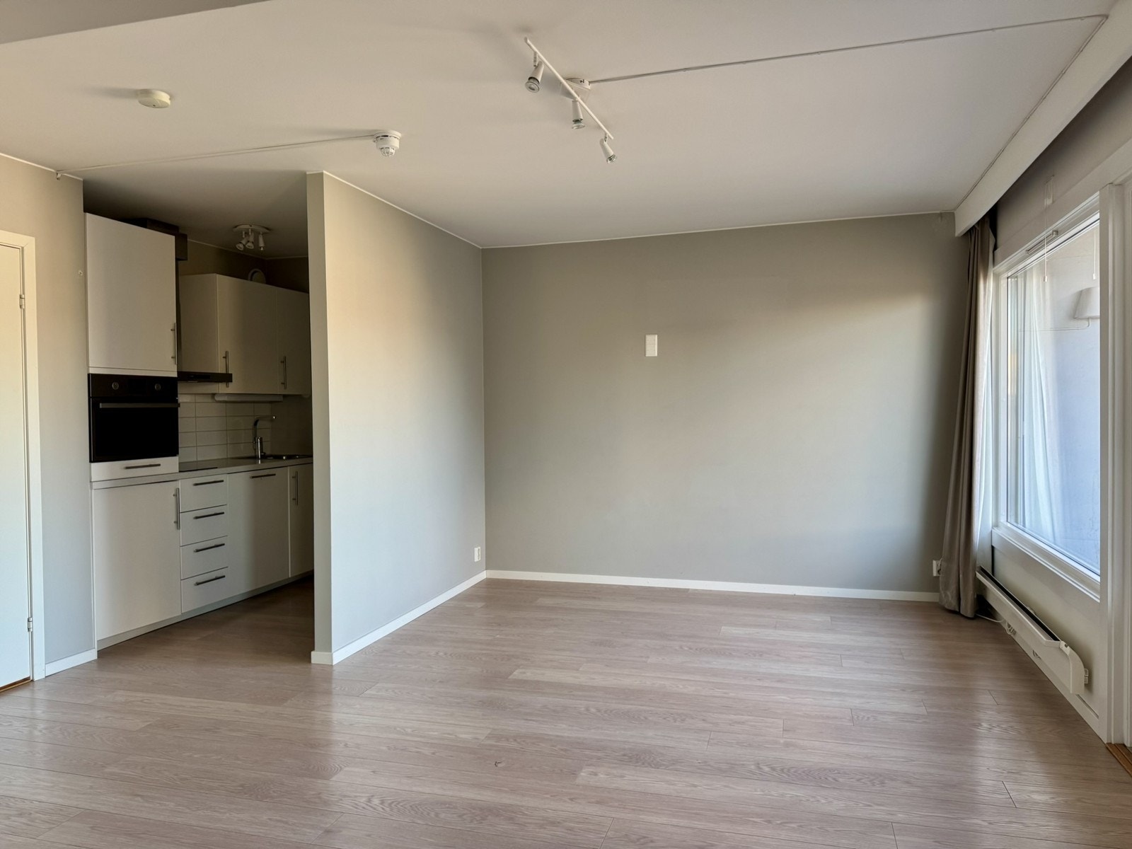 Lys stue med utgang til balkong Galleribilde