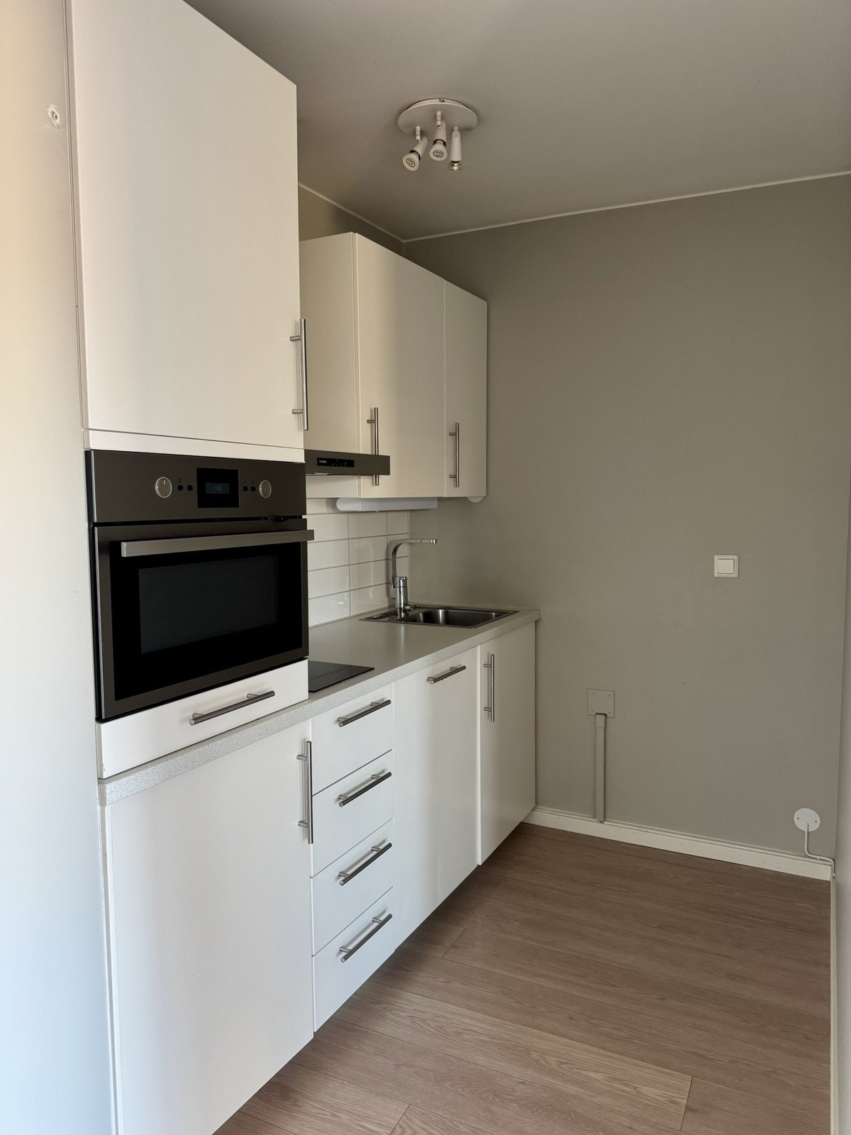 Kjøkken med integrerte hvitevarer Galleribilde