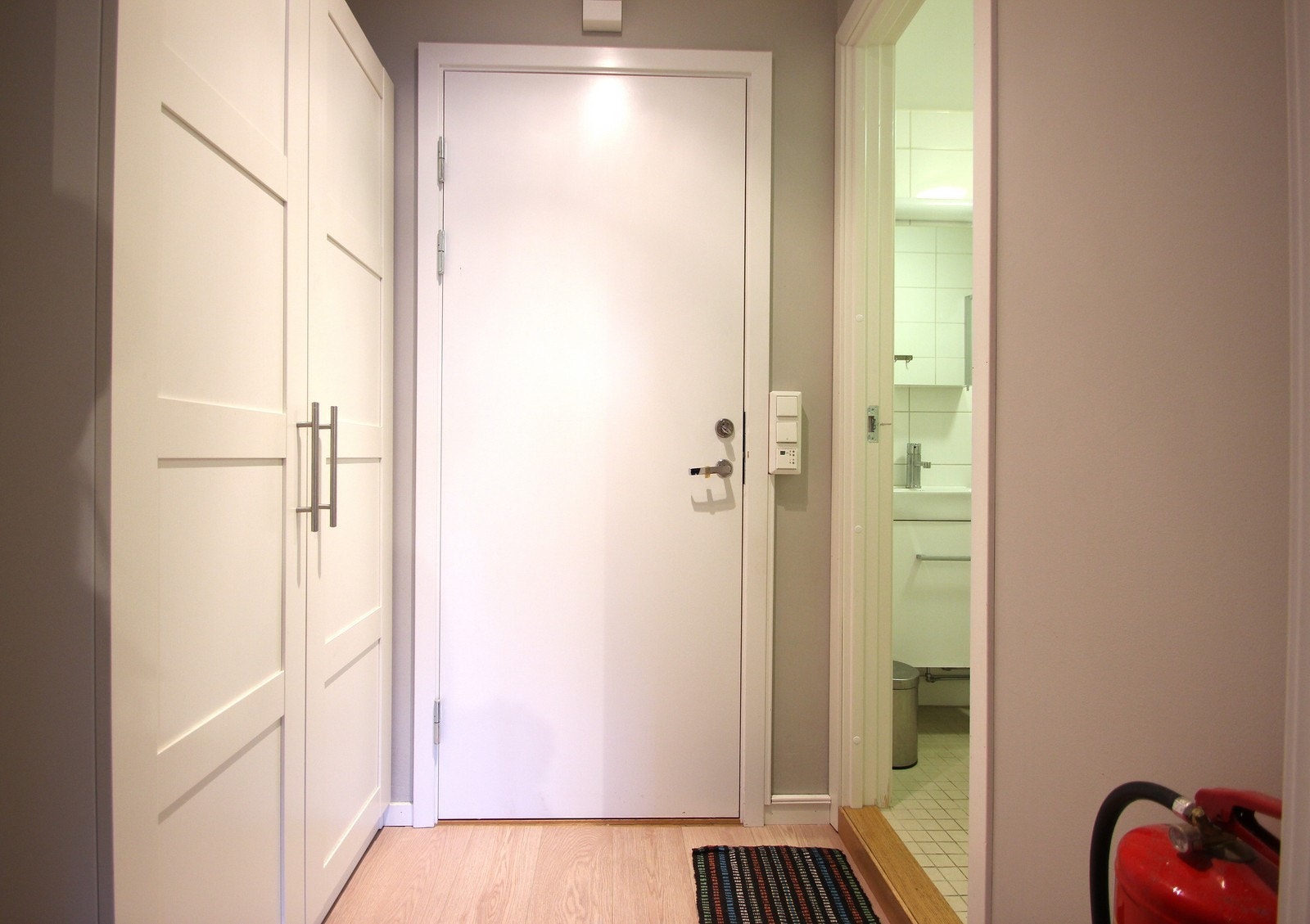 Gang med plass til yttertøy og sko Galleribilde