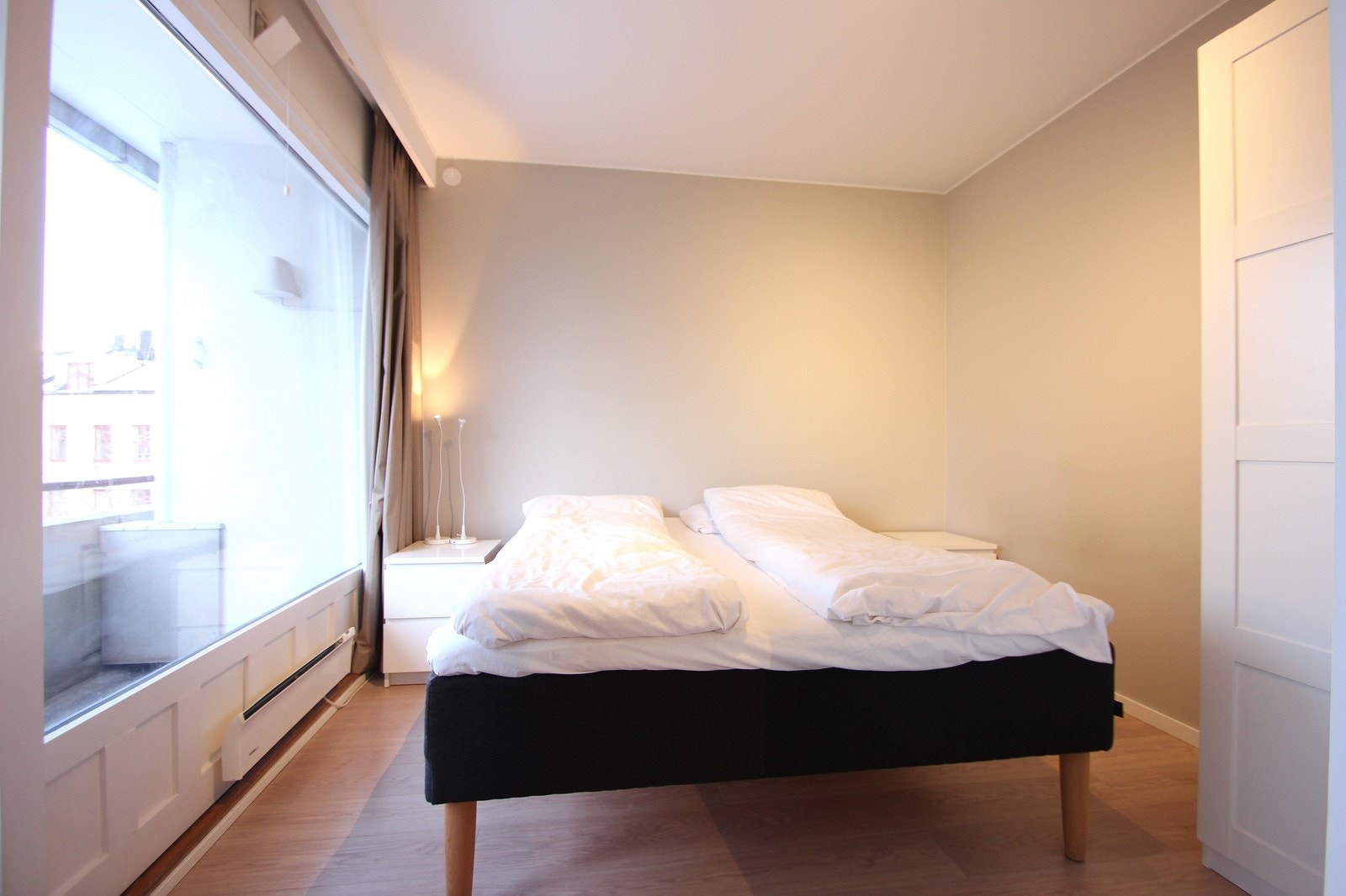 Lyst og romslig soverom Galleribilde