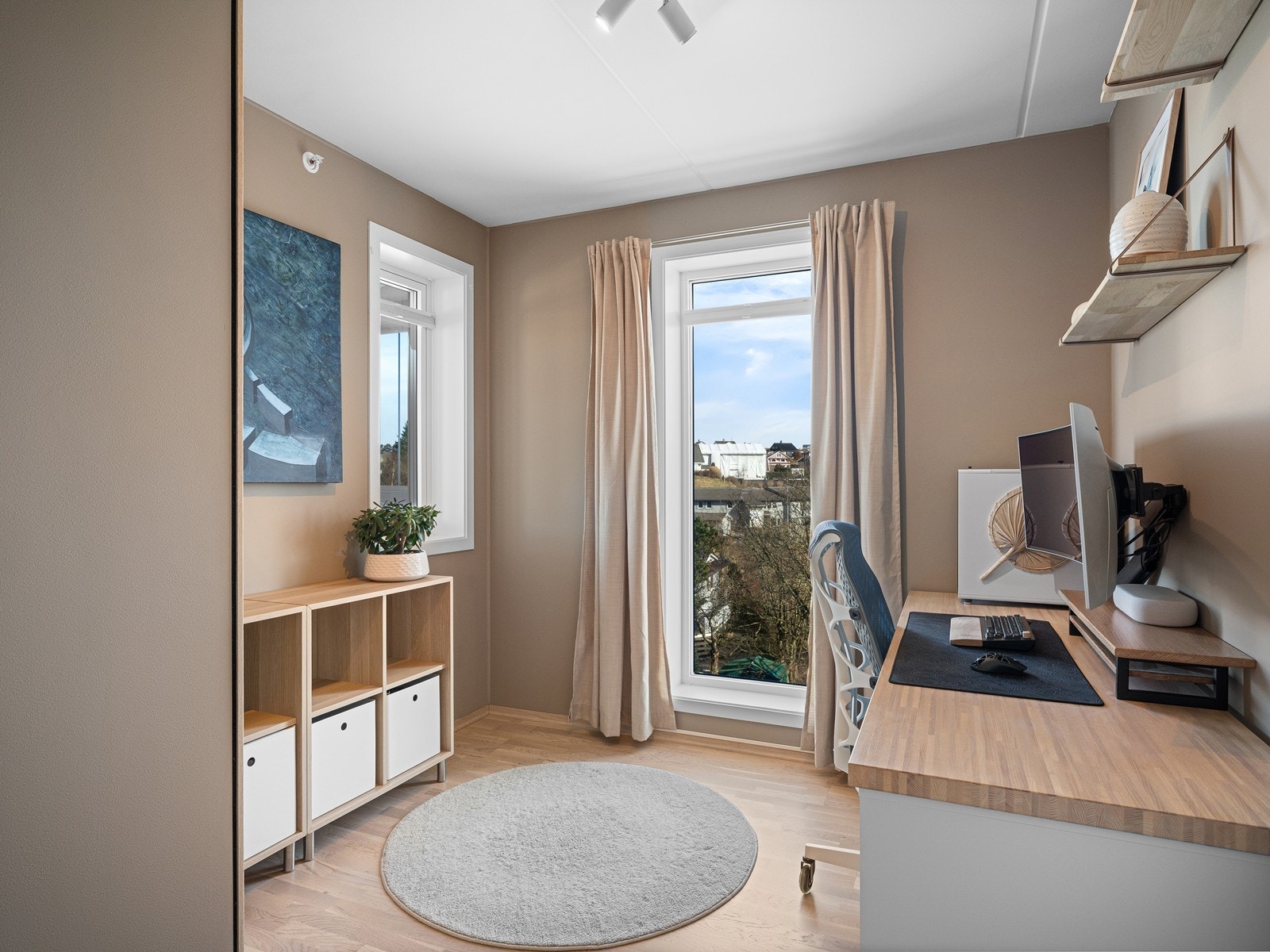 Soverom 2 er lyst og innbydende med gode vindusflater. Galleribilde