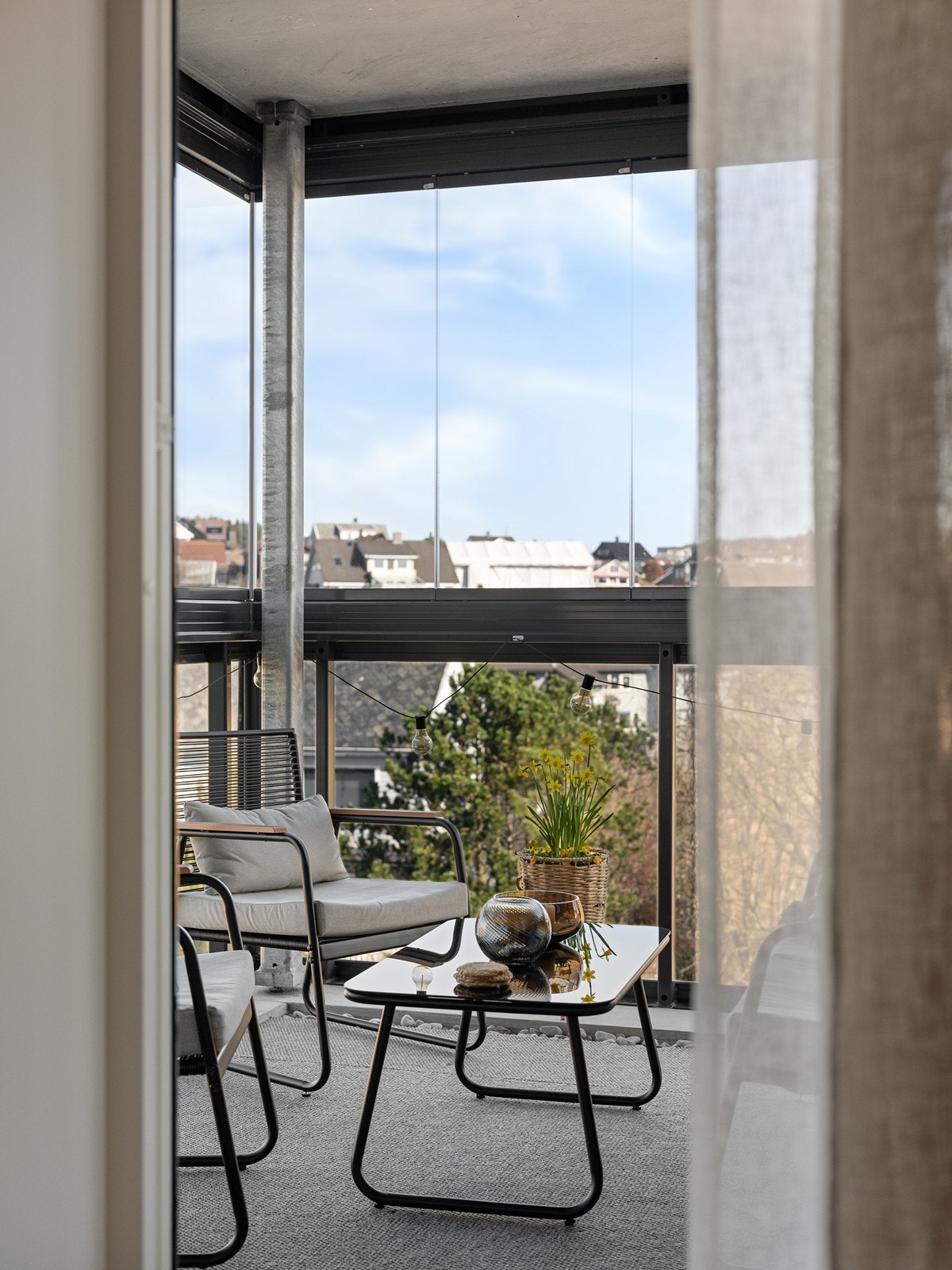 Utgang til innglasset balkong på ca. 7m2. Galleribilde
