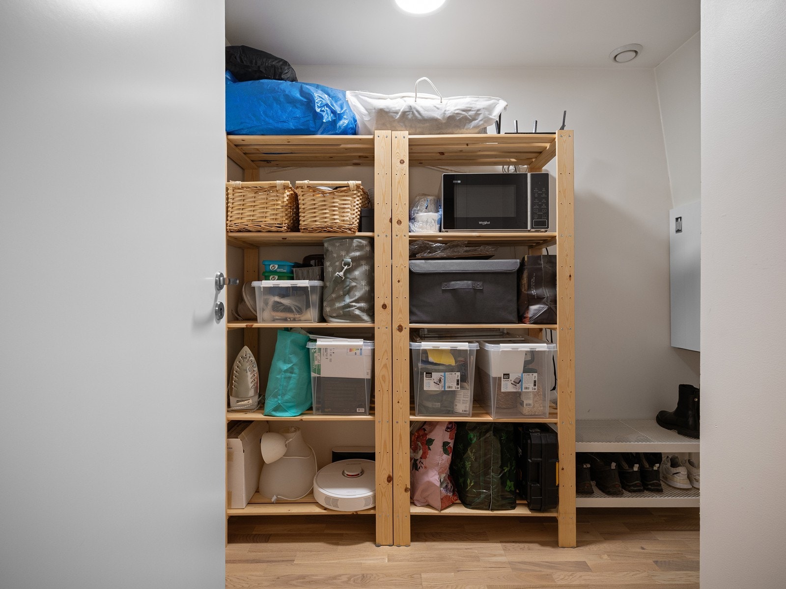 Innvendig bod på ca. 4m2 i tillegg til sportsbod i garasjeanlegget på ca. 6 m2. Galleribilde