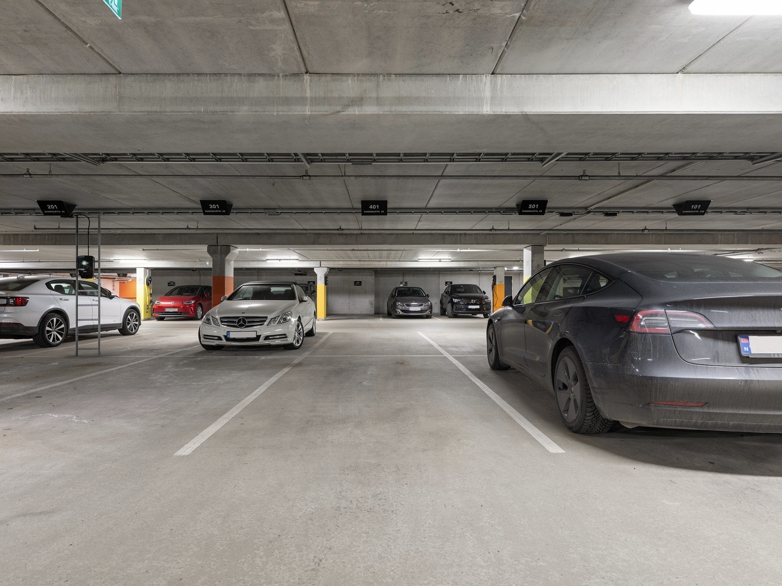 Fast parkering i lukket garasjeanlegg. Mulighet for å installere elbil-lader. Egne gjesteparkeringer i garasjeanlegget. Galleribilde