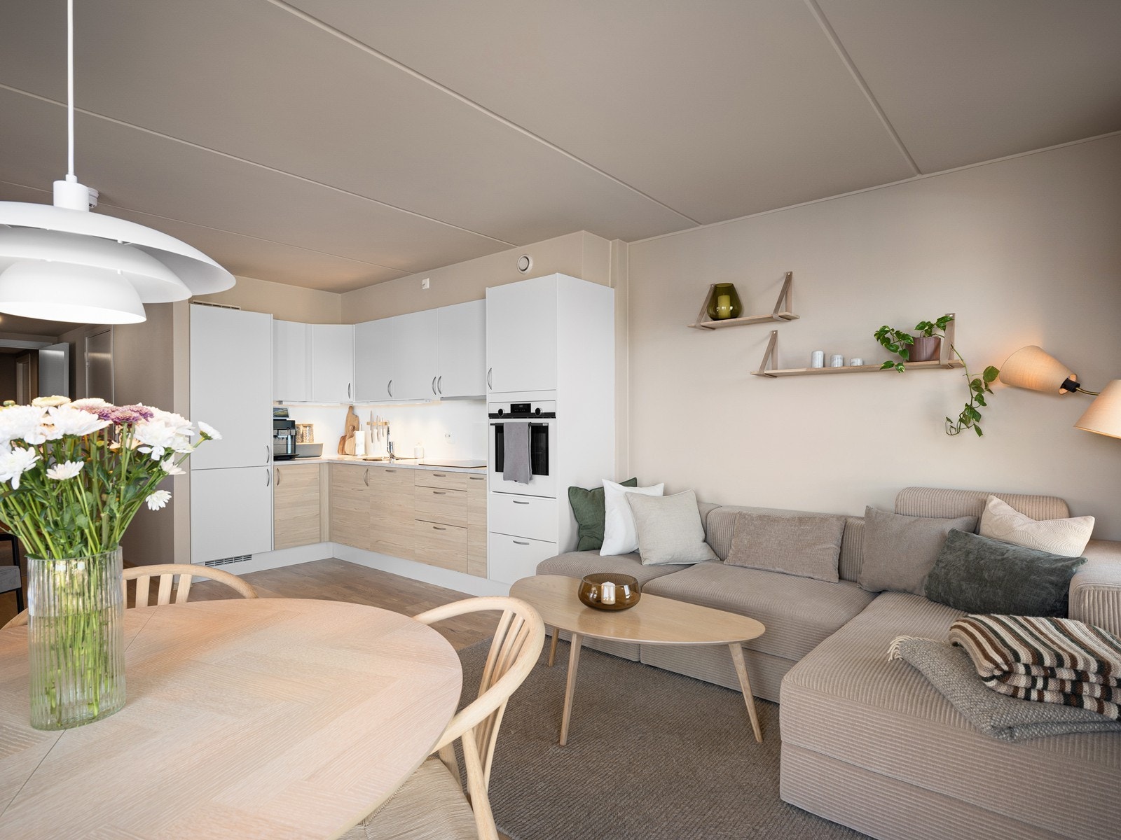 Innbydende og moderne med duse farger på vegger og tak. Galleribilde
